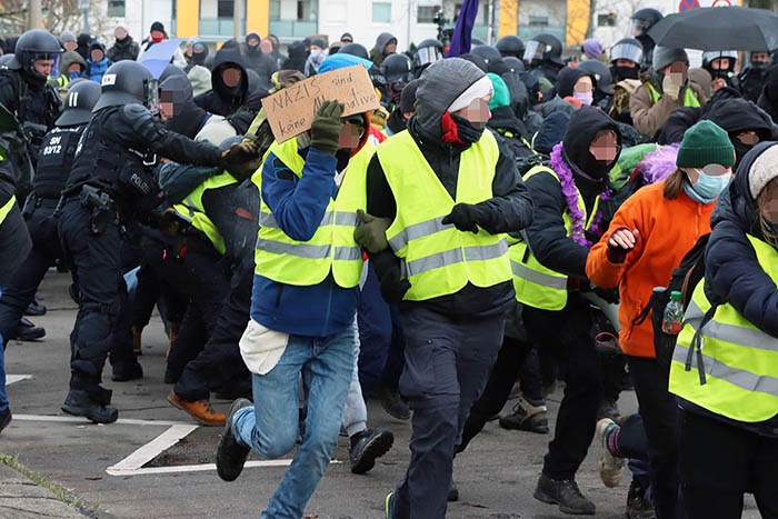 UmbruchB's tweet photo. 15.000 Menschen gingen am 11. Januar 2025 im sächsischen Riesa auf die Straße, um gegen den AfD-Bundesparteitag zu protestieren. Durch zahlreiche Blockaden verzögerte sich der Parteitag um Stunden.
Fotos: https://t.co/lVuZC2uO1x
#Riesa #riesa1101 #noAfD #widersetzen https://t.co/csxpN7vMso