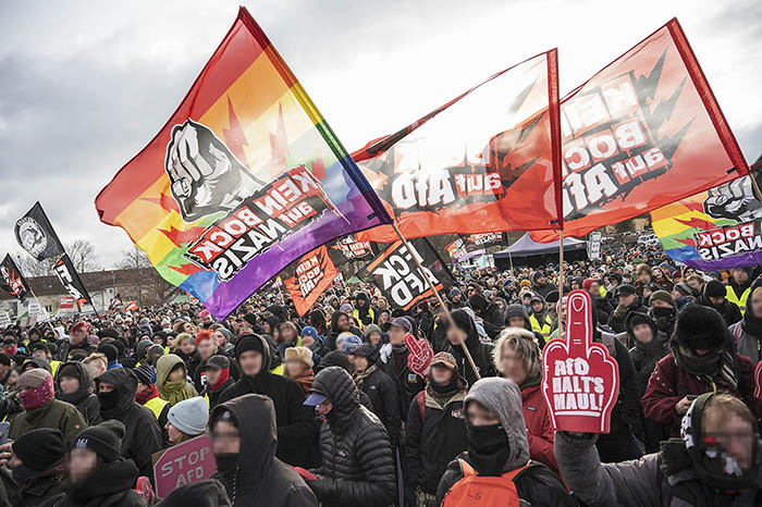 15.000 Menschen gingen am 11. Januar 2025 im sächsischen Riesa auf die Straße, um gegen den AfD-Bundesparteitag zu protestieren. Durch zahlreiche Blockaden verzögerte sich der Parteitag um Stunden.
Fotos: umbruch-bildarchiv.org/widersetzen-ge…
#Riesa #riesa1101 #noAfD #widersetzen