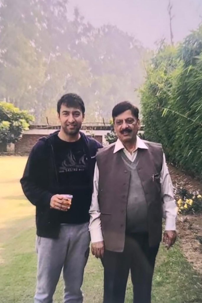MohitBeniwalBJP's tweet photo. मेरे जीवन का सूर्य, जिनकी रोशनी ने जीवन में हमेशा उजाला किया, जिनकी उंगली पकड़कर चलना सीखा, जिनके जीवन से हमेशा सच्चाई, दृढ़ संकल्प, परिश्रम, समाजसेवा व ईमानदारी की प्रेरणा मिली, श्रद्धेय पिताजी आदरणीय श्री राजबीर सिंह जी आज हम सबको छोड़ कर चले गए .... https://t.co/xWbLPuRwx8