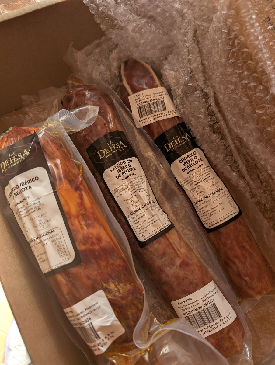 Me ha llegado el paquetito (paquetazo más bien) con un buen alijo de cosas ricas de <a href="/DehesaMonteros/">DEHESA MONTEROS</a>. Todo de calidad 🔝 y encima malagueños!