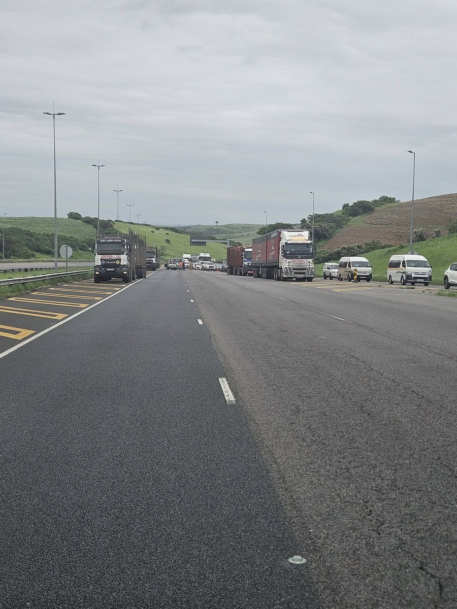 _ArriveAlive's tweet photo. N2 Southbound after King Shaka International Airport is closed at the Umdloti offramp due to an abnormal load stuck on the bridge  https://t.co/Ry6EC4lSTI

#ArriveAlive #Truck #AbnormalLoad @DBNMetroPolice @TruckAndFreight https://t.co/rsmcgq8rq2