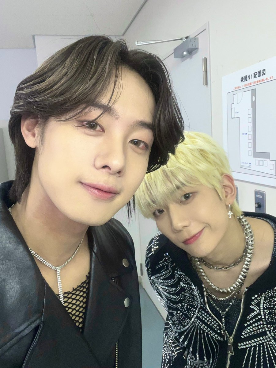 HFU_official's tweet photo. [ #TAEMIN ]
현율이형 생일 축하해 우리 같이 평생 응악 하자🎸❤️‍🔥🙂‍↕️

ヒョンユルさん誕生日おめでとう 僕たち一生一緒に音あくしよう🎸❤️‍🔥🙂‍↕️

#HiFiUnicorn #ハイファイユニコーン #하이파이유니콘 #HFU #ハパユ #하파유 #テミン #엄태민 #Happy_HYUNYUL_Day #HYUNYUL https://t.co/G2SylJ7NWU