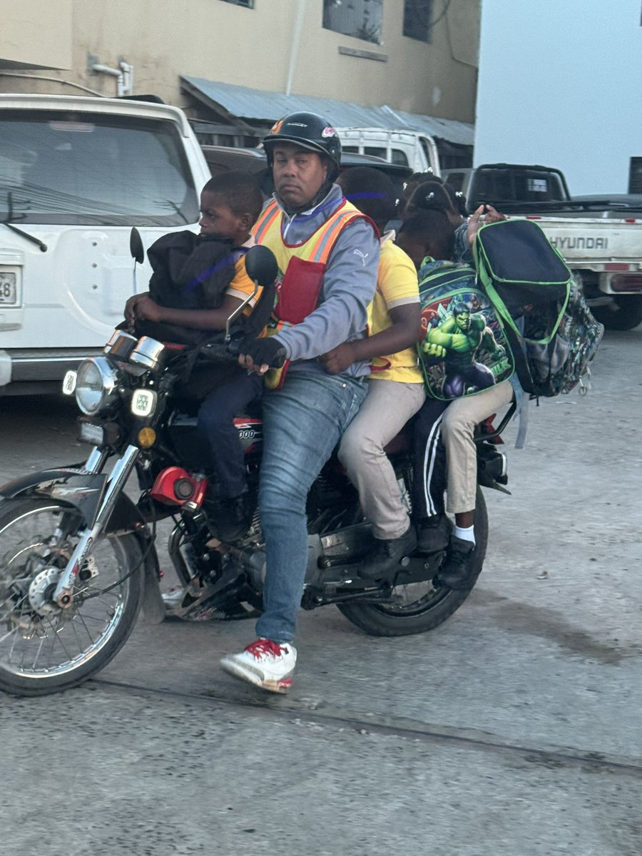 Lo malo de ver esta triste realidad es que son padres de familia que la buscan de manera honrada. 4 menores y no pasa nada. Bueno, no veo un Digeset, no veo un policía , tampoco veo quien está facultado para evitarlo. Ahorita lo chocan y el malo es el otro.