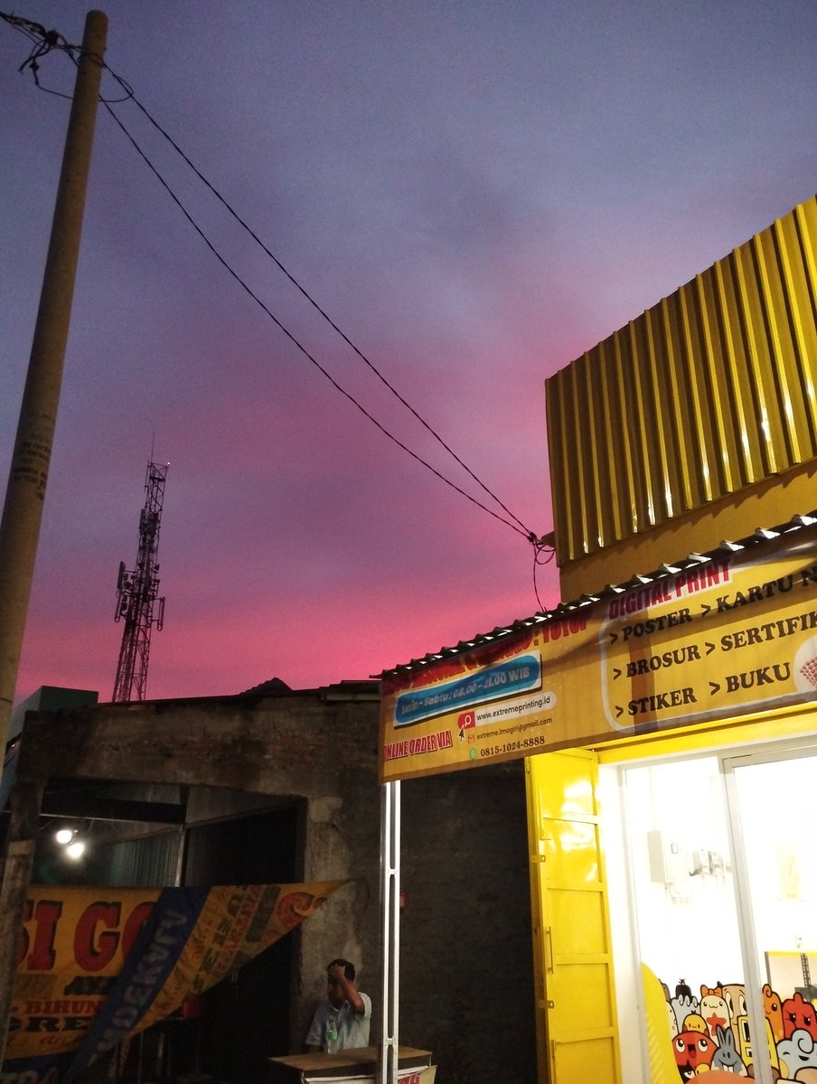 Muexsa's tweet photo. Nabastala yang mulai memancarkan kirana nya,
Aku yang tengah mengamatinya duduk beralaskan bangku rimpuh, Awan yang berarak seakan menari lihai bersama cahaya jingga,

Perlahan cahayanya memudar, meninggalkan kenangan manis, Yang tenggelam karna mengalah demi malam. https://t.co/iHlMMmeZGJ