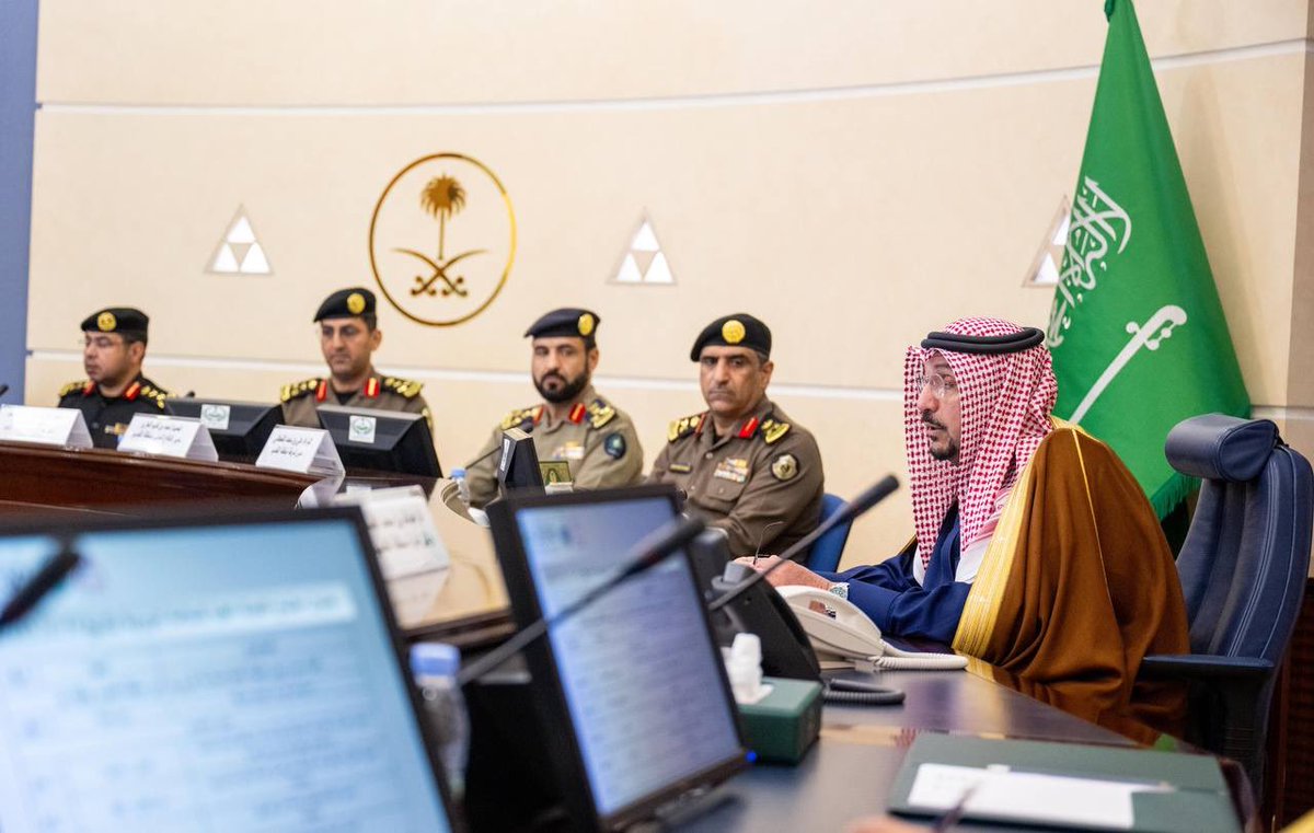 EmarahAlQassim's tweet photo. أكد سموه أهمية دور اللجنة في تعزيز التوعية بأهمية الالتزام بأنظمة السلامة المرورية، مشيرًا إلى أن ذلك يمثل مظهرًا حضاريًا يعكس وعي المجتمع ويعزز من سلامة الأفراد والممتلكات..

سمو #أمير_منطقة_القصيم يترأس اجتماع اللجنة العليا للسلامة المرورية. https://t.co/iBm7luj2Eu