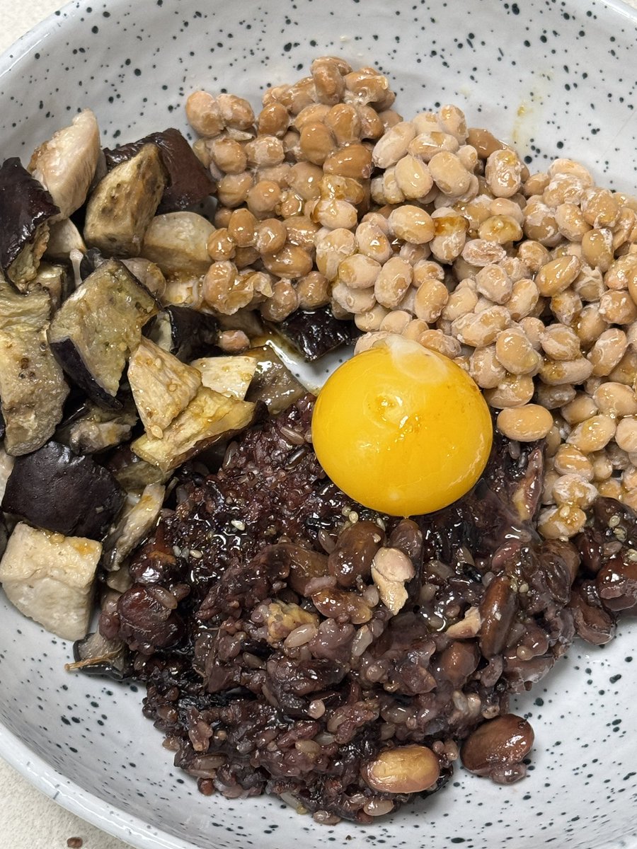 아침 : 고구마 계란 샐러드 두유
점심 : 해산물 오일 퀴노아파스타
저녁 : 낫또가지비빔밥

건강하게 간편하게 먹고싶을때 
낫또가지비빔밥 최고인거같아요

계란 노른자 한알 올려주면 
감칠맛이 너무 좋습니다 👍🏻