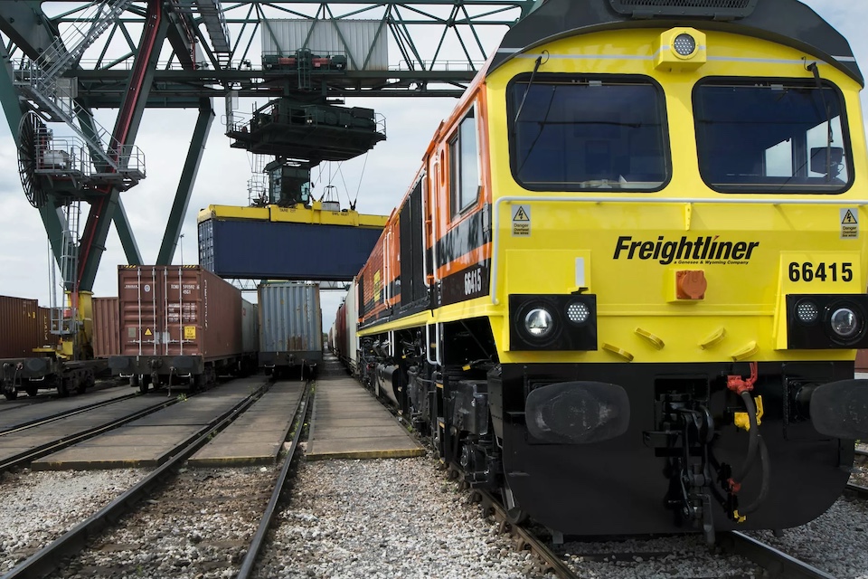 WorldCargoNews's tweet image. 🚂 UK Freightliner flags intermodal rail sale: tinyurl.com/3uvnzp5h 
@RailFreight 
#RailFreight #Logistics #UKRailways #SupplyChain #WorldCargoNews