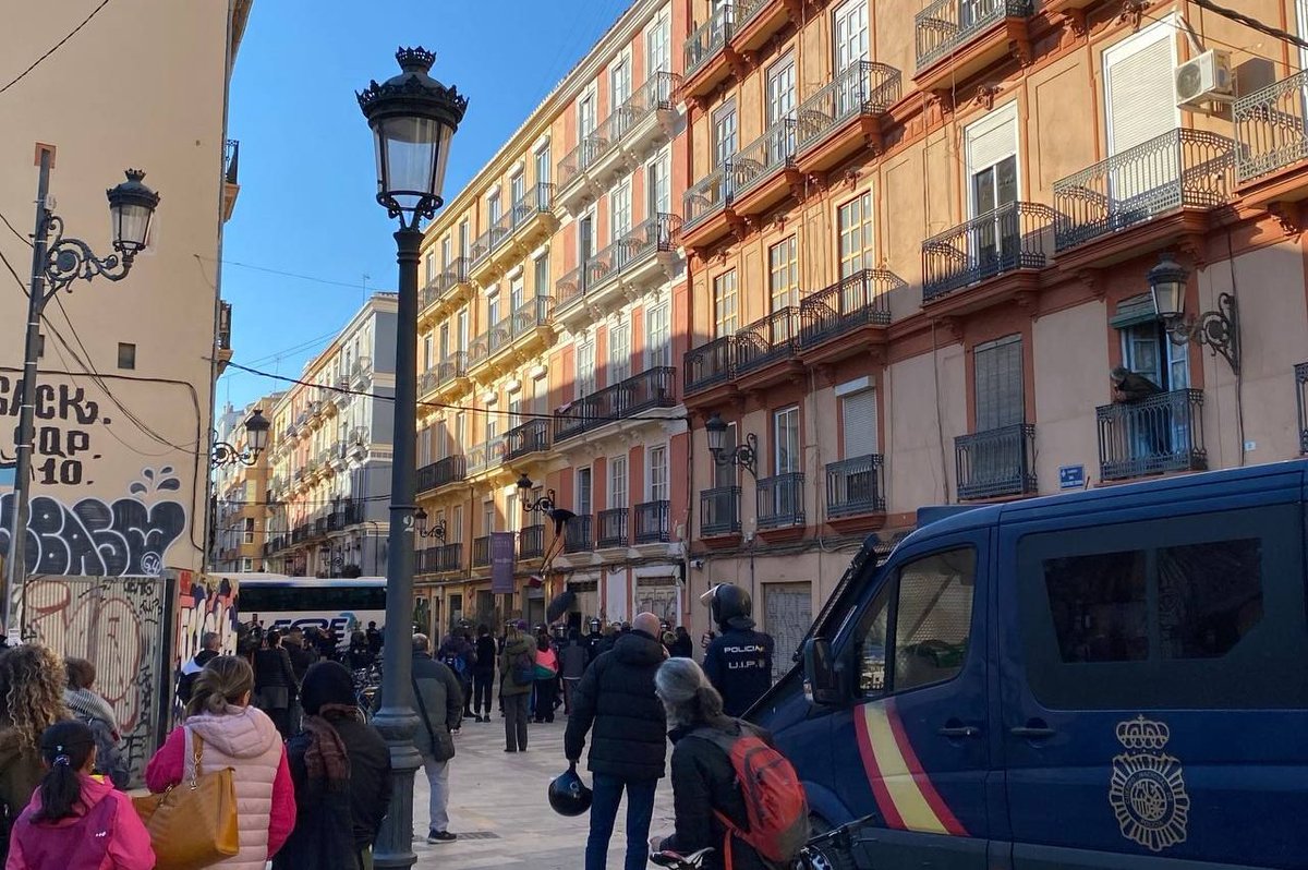 #ÚLTIMAHORA | La policia espanyola deté tres activistes per aturar un desnonament il·legal a València directa.cat/la-policia-esp… L'empresa Fuera Okupas i la policia han intentat desnonar sense ordre judicial i amb violència el veïnat d'un bloc de pisos✍️<a href="/EsterFayos/">Ester</a> i <a href="/ainhoalerida02/">ainhoa 🌈🌻🦋🧚‍♀️</a>