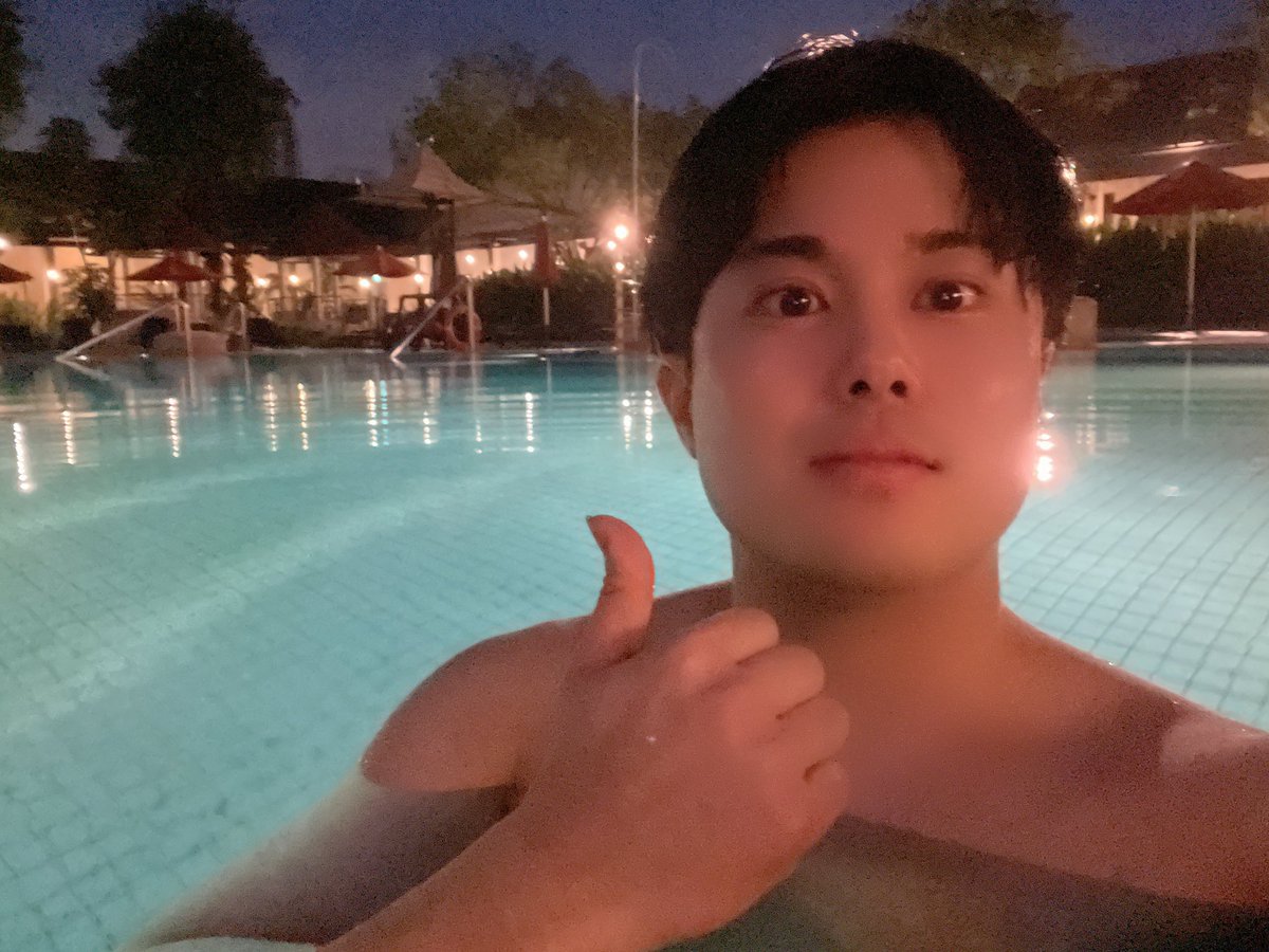 pipipis99's tweet image. ホテルのプール気持ちええ