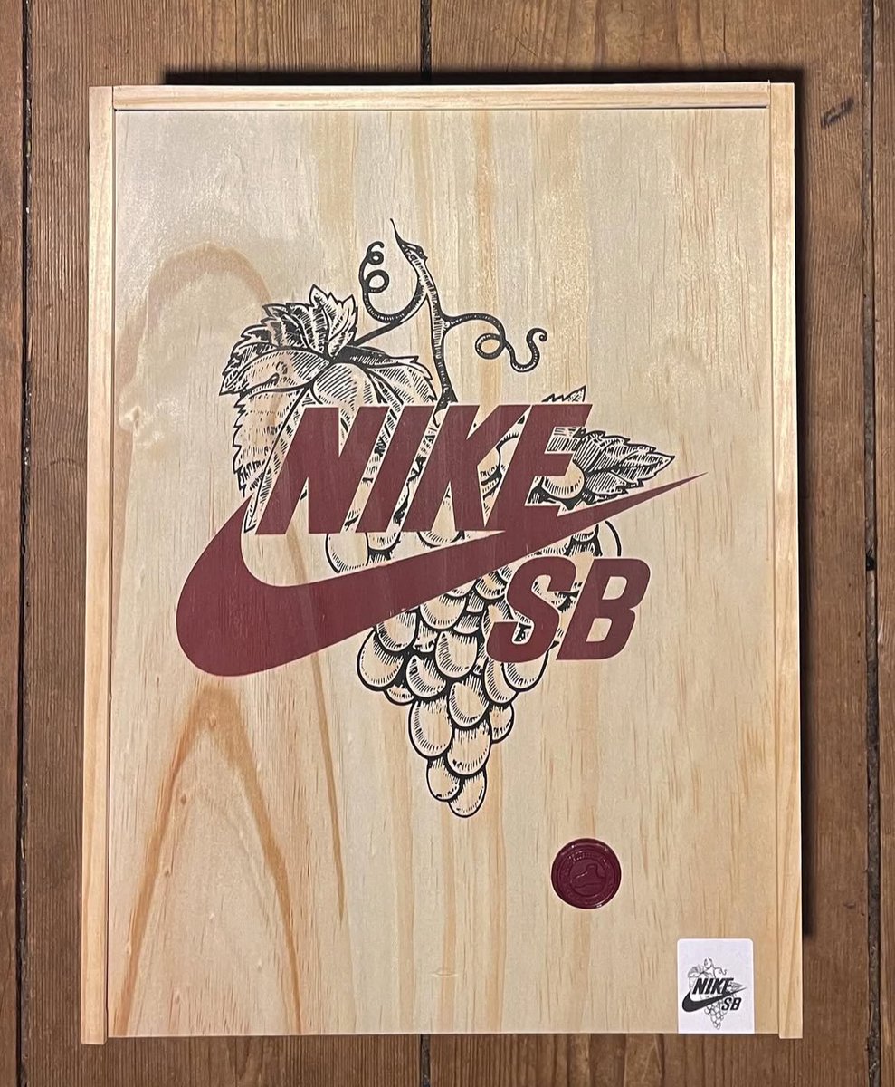 SNKRS_Sunitter's tweet photo. 【公式・スペシャルBOXにてリリース】
RIOT Skateshop x Nike SB Dunk Low
Pro QS "Mahogany"  【FZ1289-200 】

ヨーロッパ国内の配送先住所にてエントリーできる方（転送使える方）

➡️公式リリース分はスペシャルBOX✨

【エントリー🔗】
https://t.co/UwnnBIePWi

【エントリー詳細公式インスタ参照】
https://t.co/xCD8ko07wk