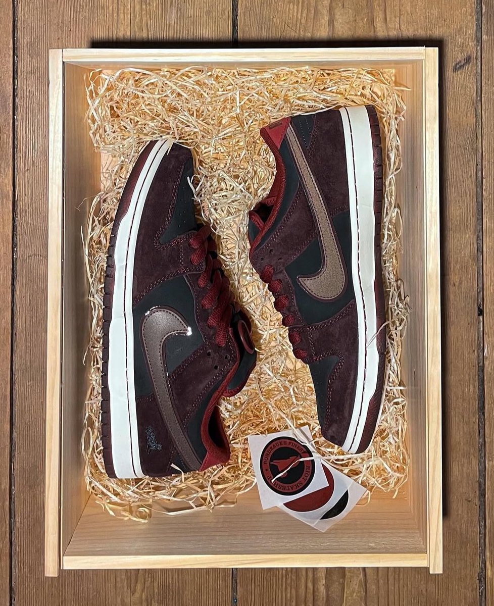 SNKRS_Sunitter's tweet photo. 【公式・スペシャルBOXにてリリース】
RIOT Skateshop x Nike SB Dunk Low
Pro QS "Mahogany"  【FZ1289-200 】

ヨーロッパ国内の配送先住所にてエントリーできる方（転送使える方）

➡️公式リリース分はスペシャルBOX✨

【エントリー🔗】
https://t.co/UwnnBIePWi

【エントリー詳細公式インスタ参照】
https://t.co/xCD8ko07wk