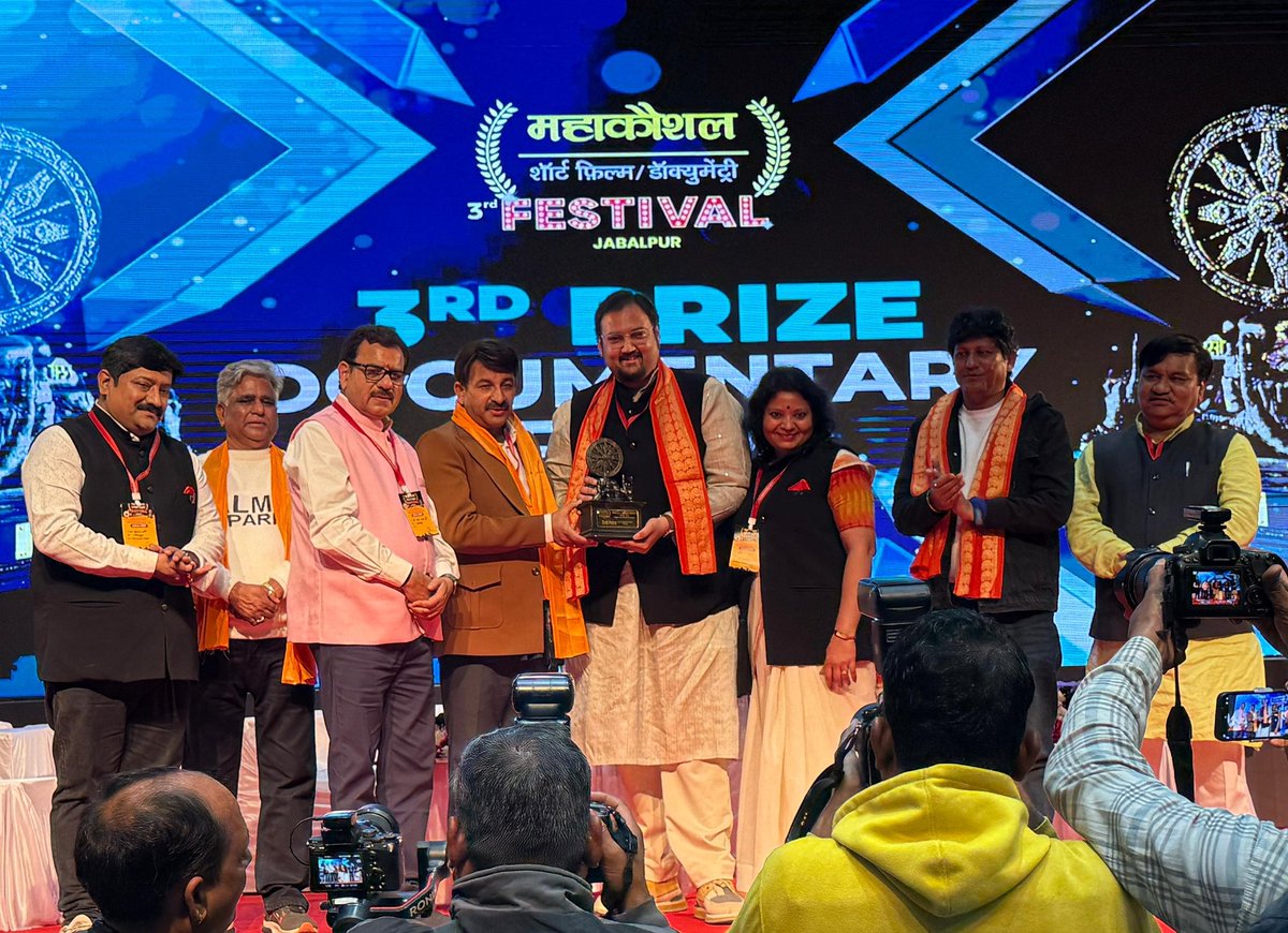 NirmaUniTweets's tweet image. Arunoday Thakur, a Bachelor of Design student from Nirma University, wins 3rd prize at Mahakoshal Film Festival for his documentary ‘Tire Tire Narmada,’ showcasing the beauty of Narmada Parikrama.

#NirmaUniversity #InstituteOfDesign #FilmMaking #Documentary #Nirma #NirmaUni