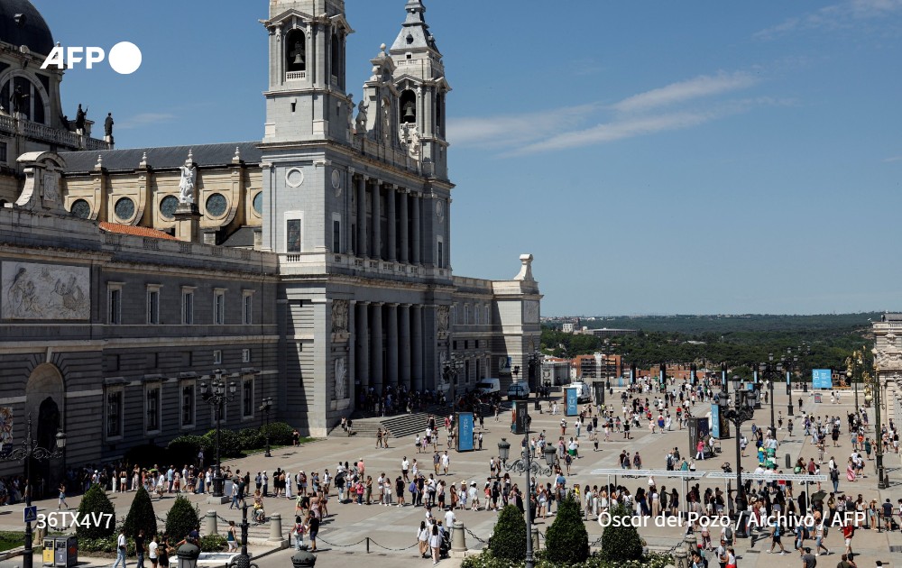 AFPespanol's tweet photo. España recibió en 2024 un récord de 94 millones de turistas extranjeros, un 10% más que el año anterior, según una estimación revelada por el ministro de Turismo español. El gasto turístico también creció en 2024 en España, segundo destino mundial, por detrás de Francia #AFP https://t.co/gMYso1RnYw