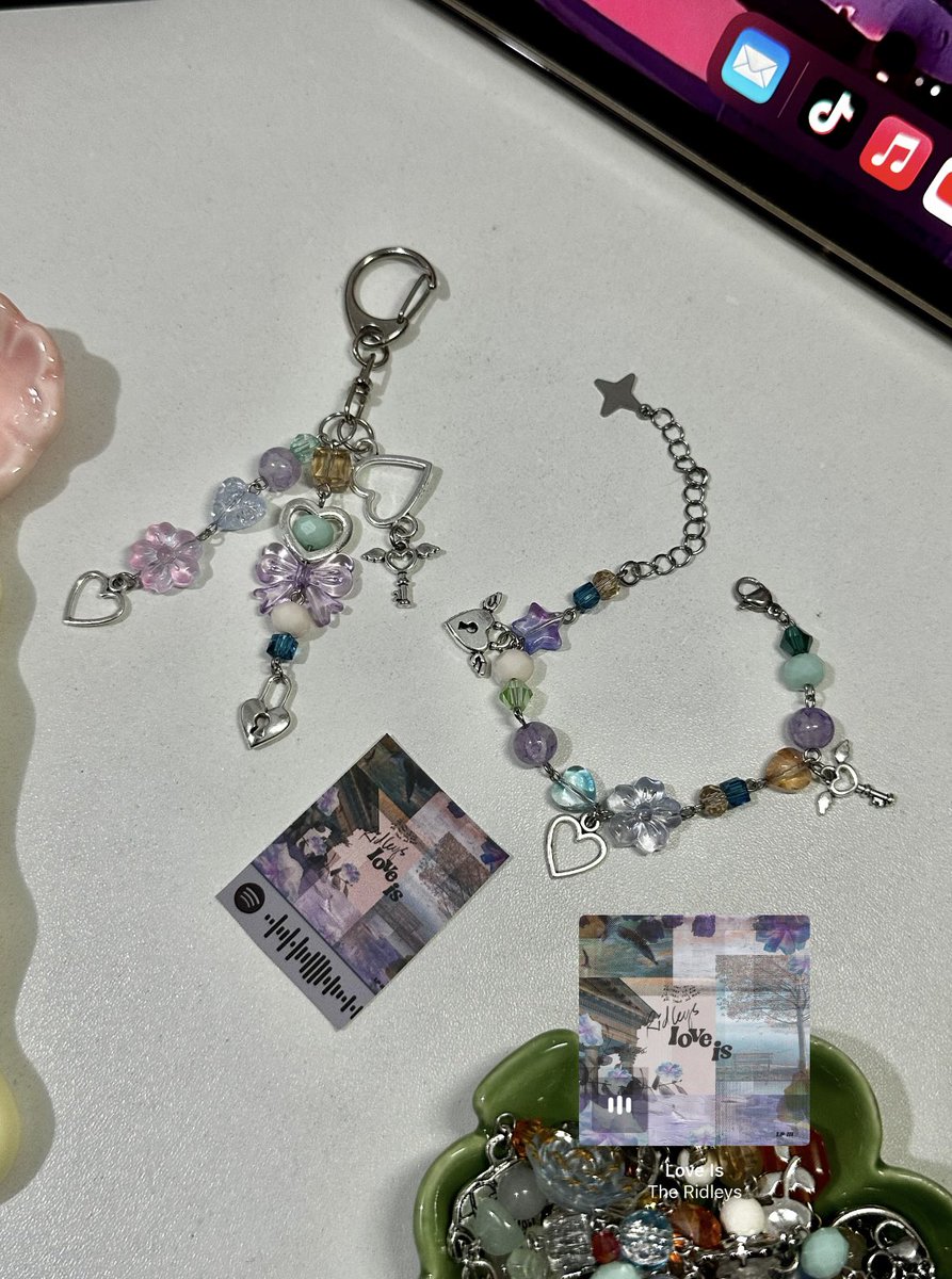 PaularisProject's tweet photo. Wts lfb 

⋆｡°✩ The Ridleys-inspired Bracelet &amp; Keyring/ Phonecharm Collection ✮✧˖ ⋆｡°

Bracelet Length: 15.5 cm + 5 cm 
Can choose keyring or phonecharm

Mats used: Stainless steel chains, wires and hardware, glass, zinc alloy and stainless charms

💌 Send a DM  to order https://t.co/t9N7y2I2sd