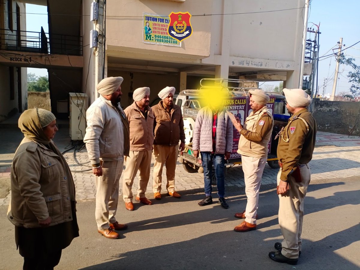 PP_Gurdaspur's tweet photo. In relation to #Republic Day, Gurdaspur police started a #checking campaign for tenants residing in the city to #untoward any incident and told them to submit their identity proofs. https://t.co/QKY1ok9IeU
