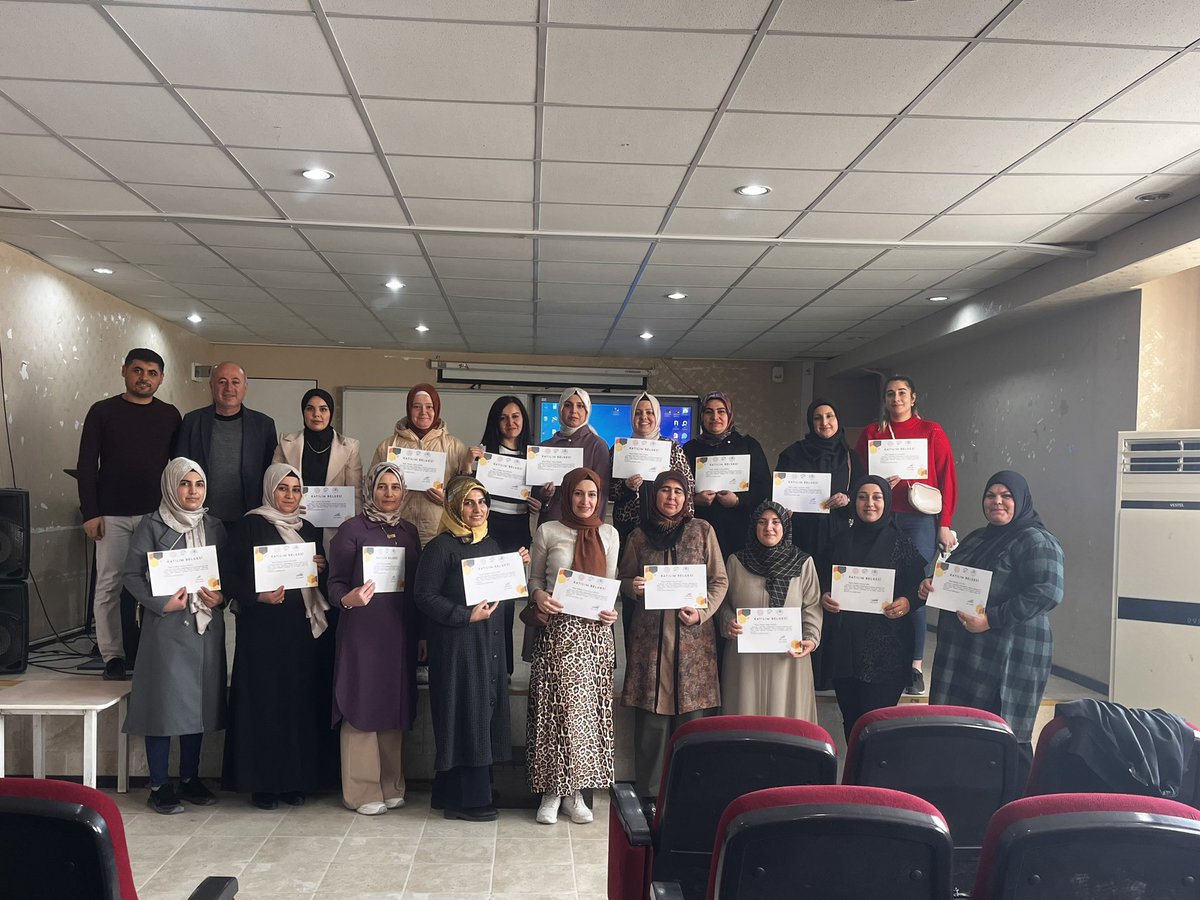 islimmarufoglu1's tweet photo. Gaziantep İl Milli Eğitim Müdürlüğümüz bünyesinde oluşturulan “Aile Eğitim Okulu Projesi “ kapsamında 4 modül 8 konudan oluşan eğitim programı Okul Psikolojik Danışmanlarımız tarafından velilerimize uygulanmıştır. https://t.co/2vxFG3FzfE
