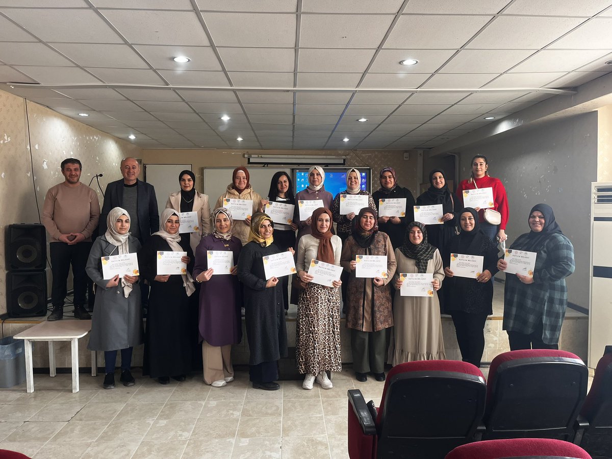 islimmarufoglu1's tweet photo. Gaziantep İl Milli Eğitim Müdürlüğümüz bünyesinde oluşturulan “Aile Eğitim Okulu Projesi “ kapsamında 4 modül 8 konudan oluşan eğitim programı Okul Psikolojik Danışmanlarımız tarafından velilerimize uygulanmıştır. https://t.co/2vxFG3FzfE