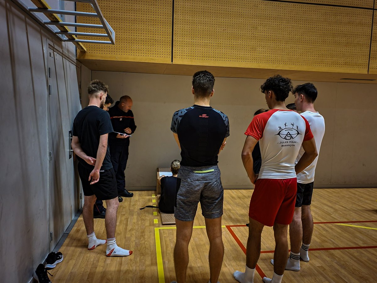 [Recrutements SPV] 

Une trentaine de candidats ont passé les tests de recrutement pour intégrer la 2ème Compagnie de Besançon et devenir #sapeurpompiervolontaire. Au programme, des tests écrits de français et de mathématiques, des épreuves sportives et un oral.

📸 C.CARRE