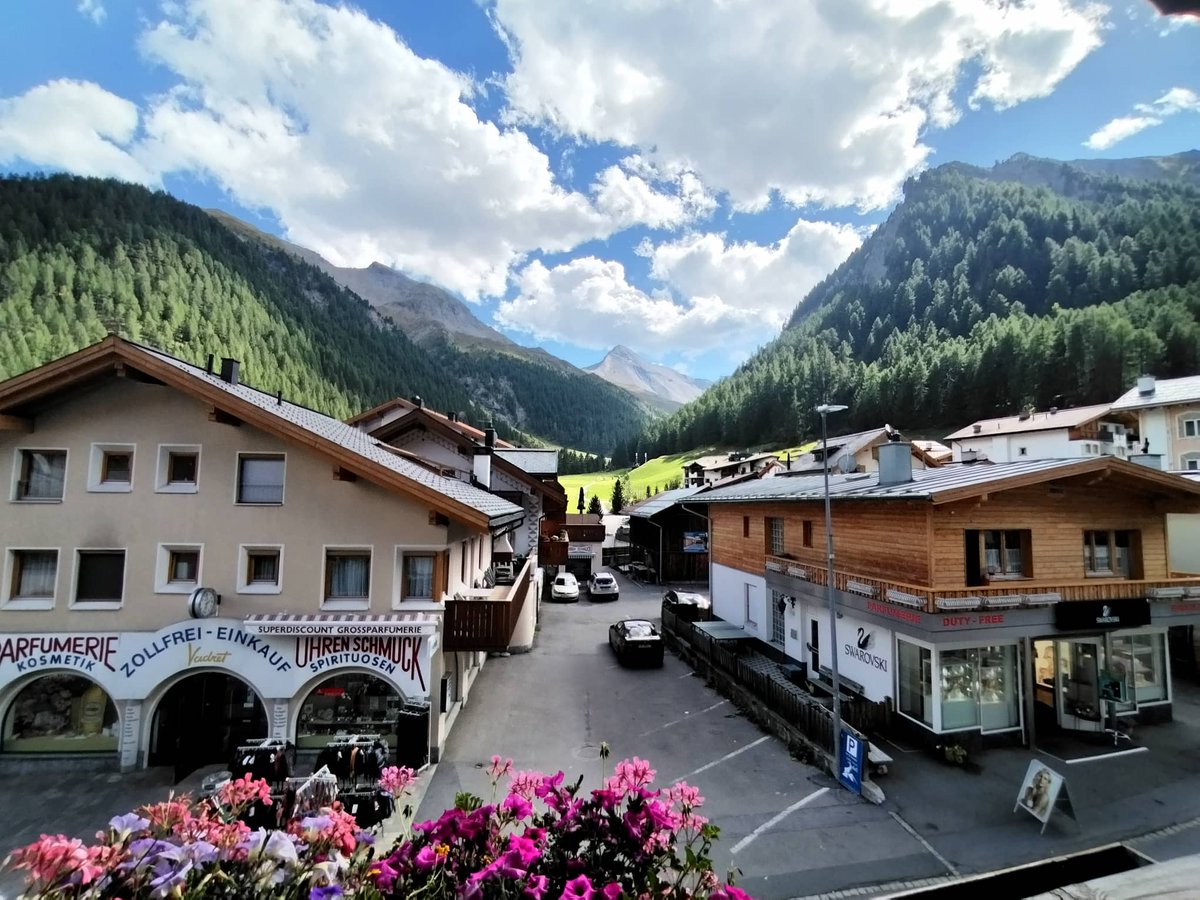 Hiimeeraa's tweet photo. Samnaun village , Switzerland
Well-known country. I liked the locals ๐บ. The village is in a very good location near the border.
Also , the village is tax-free , but don't tell anyone ๐คซ
#Alpine #switz #Travel #EXPLORER #world #photography https://t.co/Vco4ZVj9LX