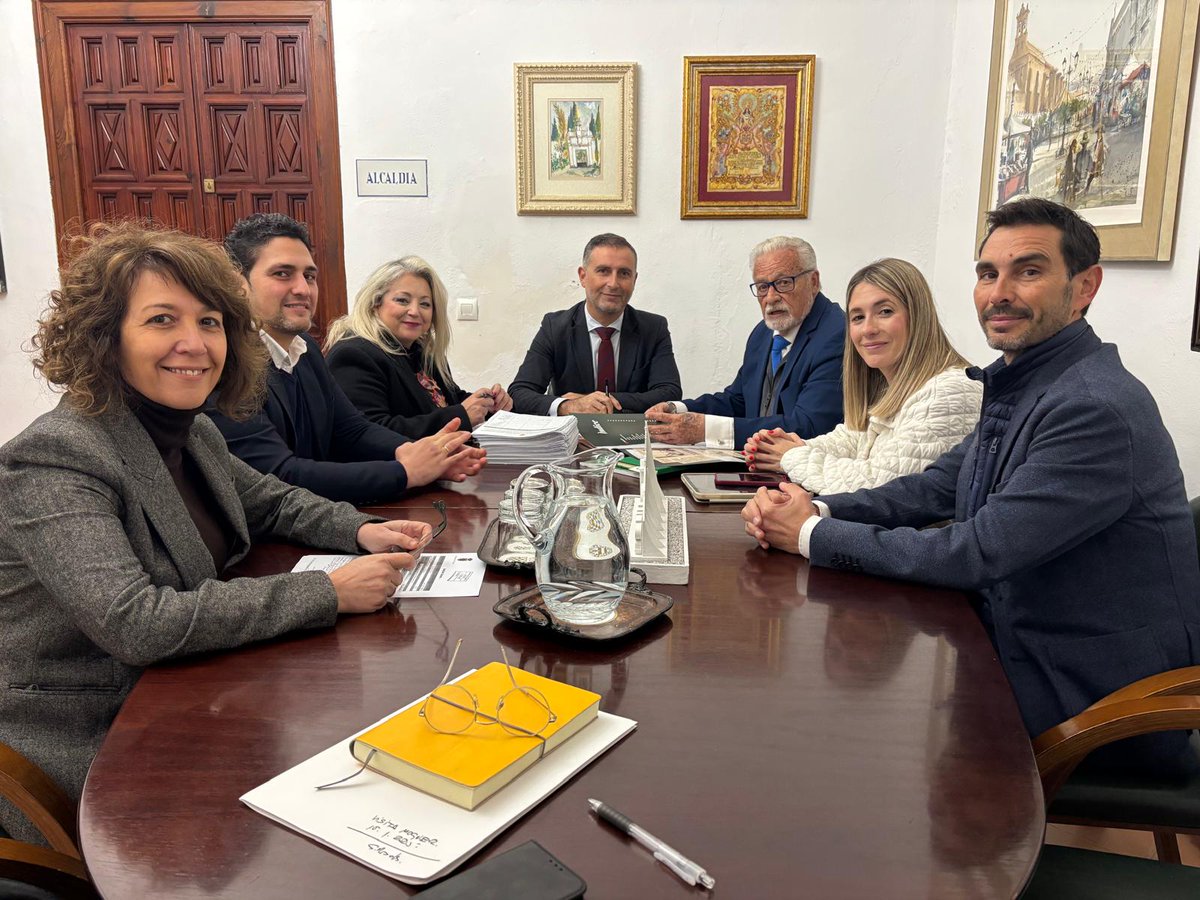 DefensorAndaluz's tweet photo. El Defensor aborda en #Moguer las preocupaciones sociales y sanitarias de @AytoMoguer en una reunión de trabajo con el alcalde, Gustavo Cuéllar, y su equipo de gobierno.

https://t.co/ORajrlOpdy https://t.co/6jaoDdv3E1