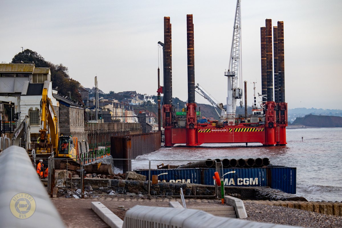 CoastCams247's tweet photo. On this day in 2021, Luke #wavewalker1 was busy installing the huge piles for the foundation of our new sea wall. People travelled for miles to see this incredible machine in action. #dawlishseawall #railwayengineering
๐ท @BeachCamsMan https://t.co/EptKtqXk3N