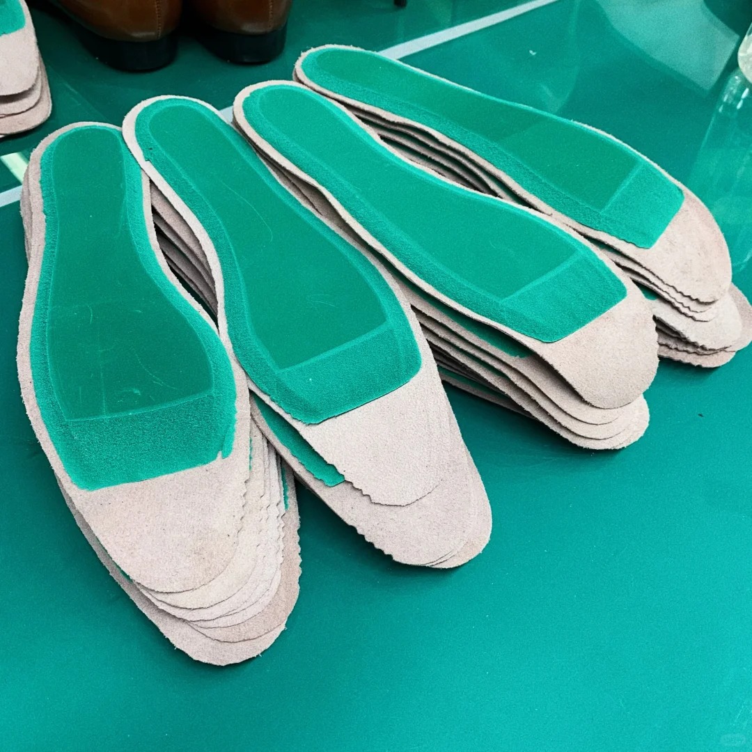 Shoe Factory Daily 13｜Nailing by Hand...

In this first month of the year, it's all about Mary Janes every day. Once the nails are done, we're almost there.