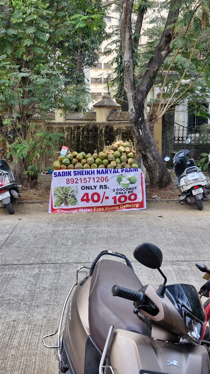HONAFE_APEX's tweet photo. In front of APJ  garden gate and behind ratna shree tower in Hariomnagar. #IllegalEncroachment @mybmcWardT we will appreciate swift action to ensure Illegal carts and shops are removed from Hariomnagar immediately. @CMOMaharashtra   @ashwinijoshi @menon_mm @SahebraoSurwade https://t.co/kMHpatNJJt