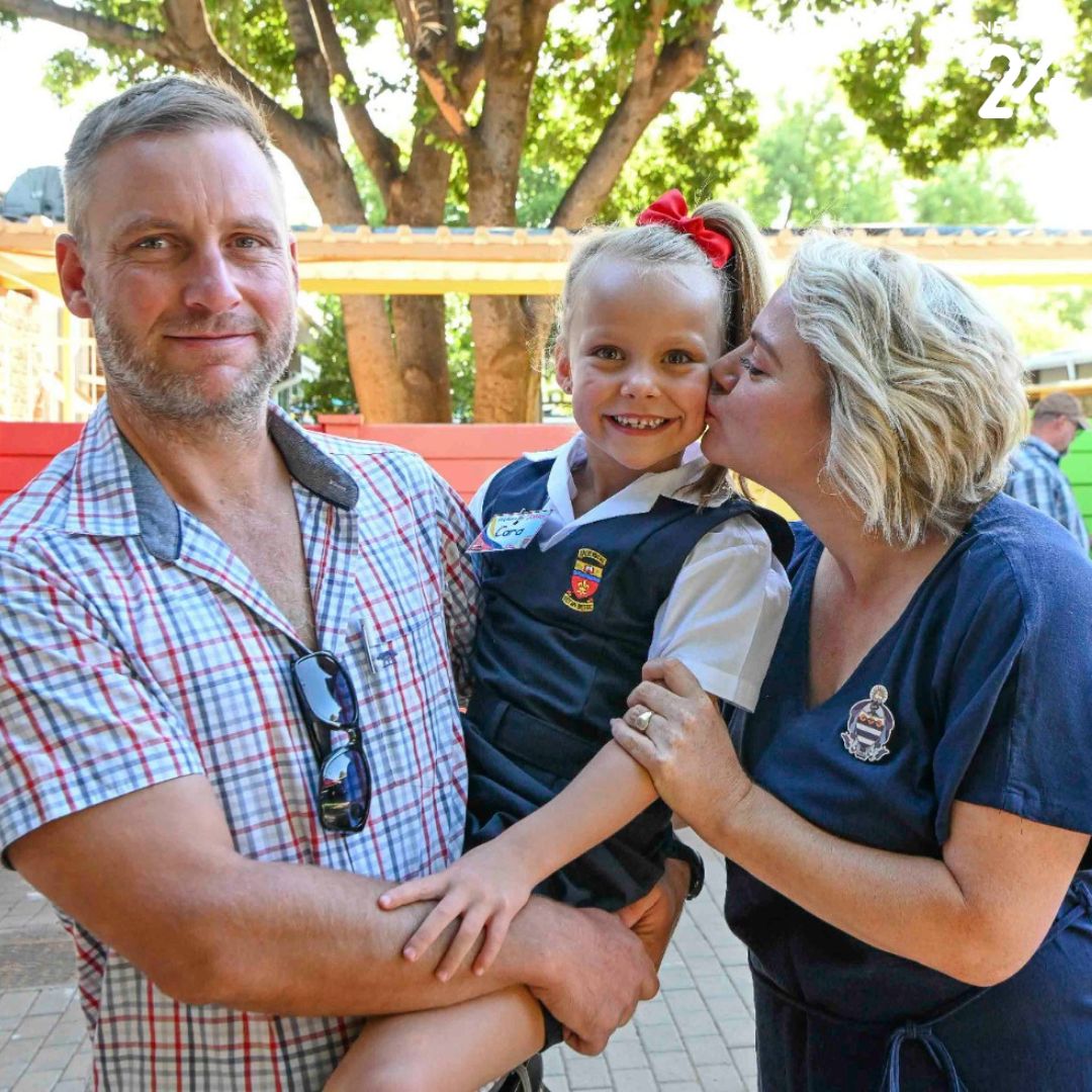 Beeld_Nuus's tweet photo. Daar was trane, blydskap en opgewondenheid toe laerskole oor die land heen nuwe leerlinge bygekry het wat met hul skoolloopbaan begin. ||#grade1 #firstday2024 #schools
https://t.co/jfgqoqLwkw https://t.co/gcD9h0z4Mu