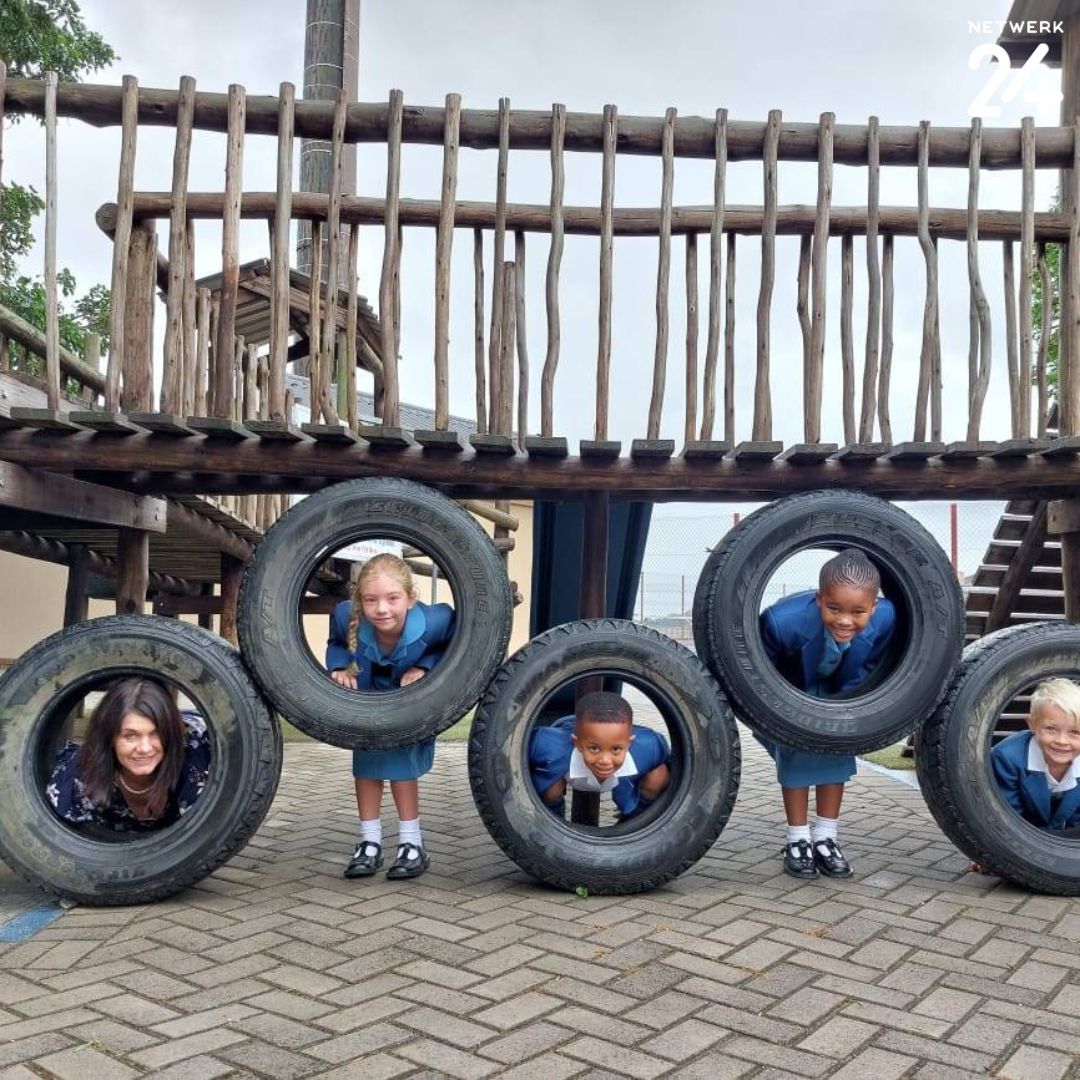 Beeld_Nuus's tweet photo. Daar was trane, blydskap en opgewondenheid toe laerskole oor die land heen nuwe leerlinge bygekry het wat met hul skoolloopbaan begin. ||#grade1 #firstday2024 #schools
https://t.co/jfgqoqLwkw https://t.co/gcD9h0z4Mu