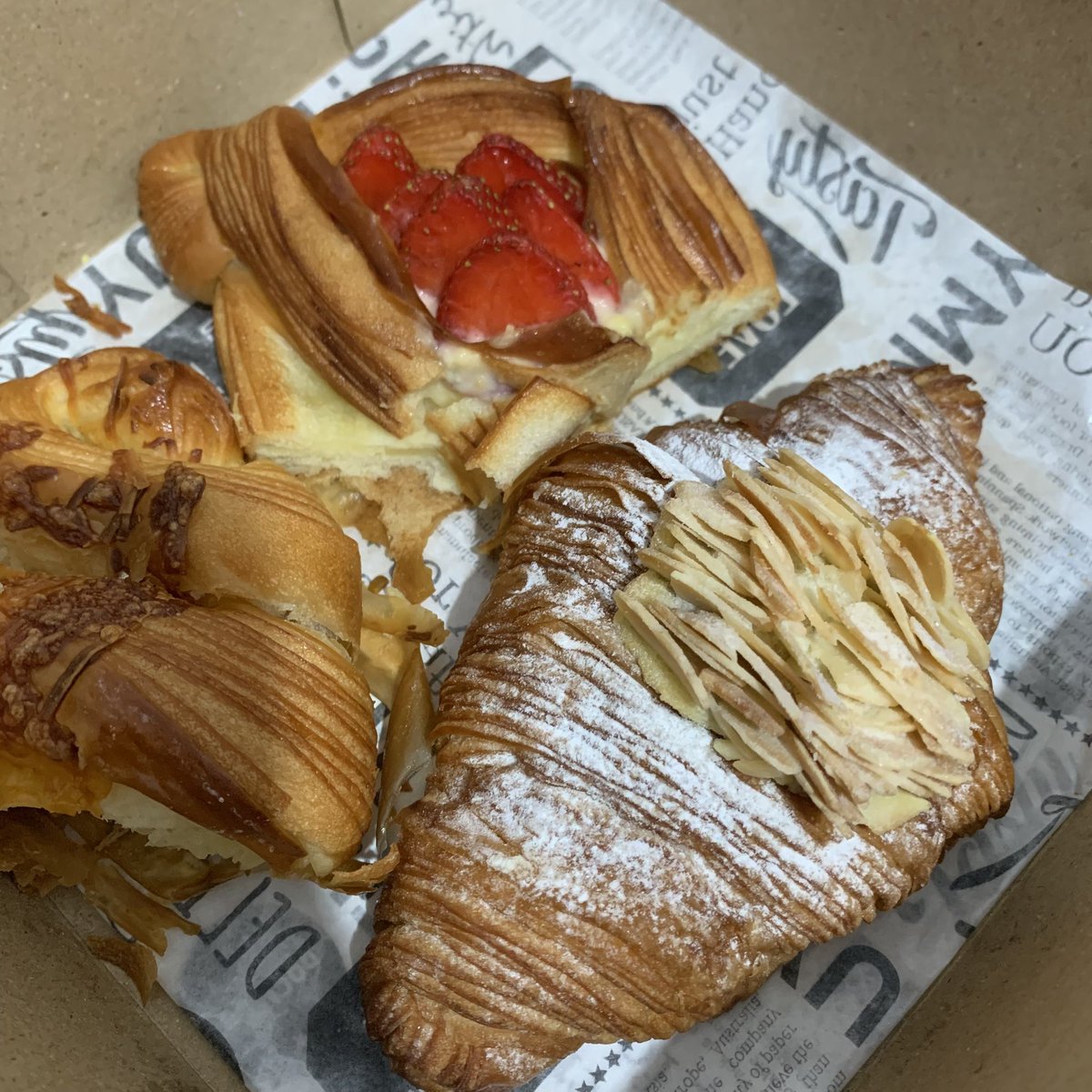 annisfa_ch's tweet photo. Croissant una emang best , meskipun udah ngga estetik lagi udah ku comotin 😂 https://t.co/D9xuRMvmJC