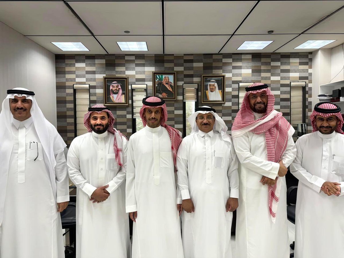 AlFaisalA77's tweet photo. الحمد لله الذي لا يتم جهد ولا يكتمل سعي إلا بفضله وعونه بفضل الله وتوفيقه، أتشرف بالإعلان على حصولي على درجة الدكتوراه في الوراثة الجزيئية بالإبل من جامعة الملك سعود بتقدير ممتاز مع مرتبة الشرف الأولى.

والعمل على تحقيق مستهدفات وزارة البيئة والمياه والزراعة ممثل بوكالة الزراعة والبرنامج الوطني لتطوير قطاع الثروة الحيوانية والسمكية، من خلال دراسة وفهم الصفات الوراثية للإبل بالمملكة وانتخاب أفضل السلالات التي تتميز بالصفات الإنتاجية العالية للحليب مما يساهم في تحسين ورفع الكفاءة الإنتاجية والوظيفية منها على اساس وراثي وقد كان موضوع دراستي و رسالتي للدكتوراه حول "رفع إنتاجية الحليب في الإبل باستخدام التسلسل الجينوم الكامل"

أسأل الله أن يجعل هذا الإنجاز نقطة انطلاق لعطاء أوسع وخدمة لوطني الغالي، وأن يوفقني للإسهام بشكل أكبر في تحقيق أهداف وزارة البيئة والمياه والزراعة، والمساهمة في تطوير قطاع الثروة الحيوانية.

@AlfadleyA معالي وزير البيئة والمياه والزراعة، المهندس/ عبد الرحمن بن عبد المحسن الفضلي أتقدم لكم بجزيل الشكر وعظيم الامتنان على دعمكم الكريم الذي كان له الأثر الكبير في مسيرتي العلمية خلال دراسة الدكتوراه، إن ما وجدته من اهتمام ورعاية ودعم مستمر قد أسهم بشكل مباشر في تحقيق أهدافي الدراسية، وأكد لي مدى حرصكم على دعم الكفاءات الوطنية وتشجيع البحث العلمي وأسال الله أن يوفقكم ويجزاكم خير الجزاء على ما تقدمونه من جهود مباركة في خدمة وطننا الغالي.

@ssek99 سعادة وكيل الوزارة للزراعة بوزارة البيئة والمياه والزراعة المهندس/ أحمد بن صالح العيادة أتقدم إليكم بخالص الشكر وعظيم الامتنان على دعمكم الكريم واهتمامكم المستمر الذي لم ينقطع طوال فترة دراستي لمرحلة الدكتوراه لقد كان لدعمكم وسؤالكم الدائم أثر كبير في تخطي التحديات وتحقيق النجاح الذي أطمح إليه وإن حرصكم على متابعة مسيرتي الدراسية وتوجيهاتكم القيمة يعكسان اهتمامكم الكبير بتطوير الكفاءات الوطنية، وسعيكم الدائم لتحقيق مستهدفات الوكالة، وهو ما يدعو للفخر والاعتزاز لن أنسى دعمكم واتصالكم الدائم الذي كان دافعًا لي للمثابرة والتميز أسأل الله أن يوفقكم ويسدد خطاكم، ويجزيكم خير الجزاء على جهودكم المباركة في خدمة الوطن والمجتمع.

@alshaikhi1_ali والشكر موصول الى سعادة الوكيل المساعد للثروة الحيوانية والسمكية الدكتور / علي بن محمد الشيخي والى سعادة الرئيس التنفيذي للبرنامج الوطني لتطوير قطاع الثروة الحيوانية والسمكية الدكتور / وليد بن صالح السالم أتقدم إليكم بخالص الشكر وعظيم الامتنان على دعمكم المستمر واهتمامكم الكبير الذي حظيت به خلال مرحلة دراستي وأسأل الله أن يوفقكم ويسدد خطاكم، ويجزيكم خير الجزاء.

خلال مسيرتي لمرحلة الدكتوراه تم ولله الحمد دراسة أهم سلالات الإبل عالية ومنخفضة الإنتاج بالحليب باستخدام أحدث التقنيات الحديثة بالجينوم وفهم التراكيب الوراثية للسلالات الإبل المنتجة للحليب وتم اكتشاف 256 علامة وراثية و40 جين بالكروموسومات رقم 3، 7، 11، و37 هذه الجينات تعد بصمة وراثية لفهم ومعرفة غزارة إنتاج الحليب هذا العمل يساهم في انتخاب أفضل السلالات المنتجة للحليب وتطبيق التحسين الوراثي لتقليل التكاليف التشغيلية فهم الأساس الجيني للصفات المرتبطة بحليب الإبل يُعد أمرًا جوهريًا لتعظيم هذه الفوائد الصحية وتعزيز إنتاج الحليب تم نشر بحثين بأفضل المجلات العالمية. 

والمملكة العربية السعودية تضع استراتيجيات وخطوات مهمة، لجعل قطاع الإبل أحد عناصر الاستدامة البيئية في المستقبل لأن الإبل كانت وما زالت موروث ثقافي عريق أصيل وللإبل دور اقتصادي مشهود منذ عهود طويلة في حياة الشعوب والأمم السابقة فكانت تجارة الحرير والتوابل ورحلة الشتاء والصيف للشام واليمن. ولوزارة البيئة والمياه والزراعة اهتمام كبير بقطاع الإبل سعياً للمحافظة عليها والإكثار من تربيتها والاستفادة من مختلف منتوجاتها بتقنيات علمية حديثة متطورة. 

مرفق لكم صور الدراسة والبحث العلمي.
