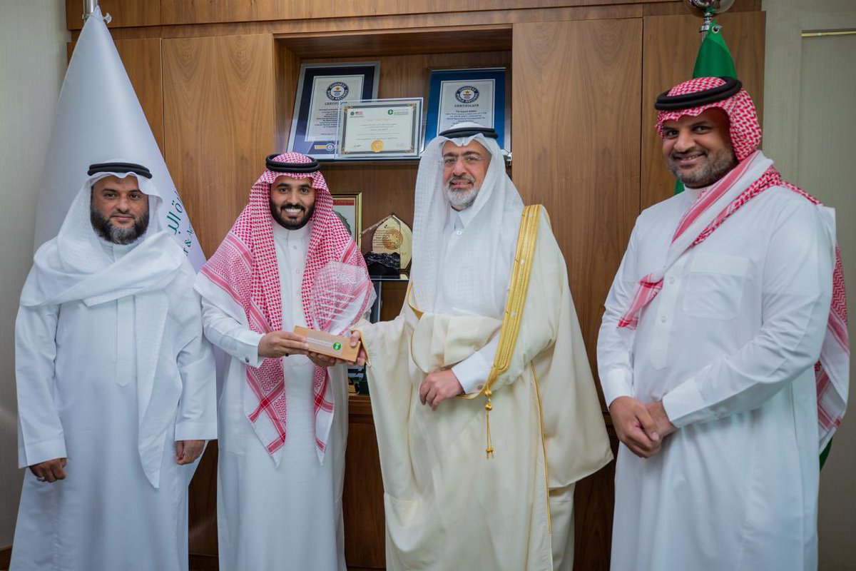 AlFaisalA77's tweet photo. الحمد لله الذي لا يتم جهد ولا يكتمل سعي إلا بفضله وعونه بفضل الله وتوفيقه، أتشرف بالإعلان على حصولي على درجة الدكتوراه في الوراثة الجزيئية بالإبل من جامعة الملك سعود بتقدير ممتاز مع مرتبة الشرف الأولى.

والعمل على تحقيق مستهدفات وزارة البيئة والمياه والزراعة ممثل بوكالة الزراعة والبرنامج الوطني لتطوير قطاع الثروة الحيوانية والسمكية، من خلال دراسة وفهم الصفات الوراثية للإبل بالمملكة وانتخاب أفضل السلالات التي تتميز بالصفات الإنتاجية العالية للحليب مما يساهم في تحسين ورفع الكفاءة الإنتاجية والوظيفية منها على اساس وراثي وقد كان موضوع دراستي و رسالتي للدكتوراه حول "رفع إنتاجية الحليب في الإبل باستخدام التسلسل الجينوم الكامل"

أسأل الله أن يجعل هذا الإنجاز نقطة انطلاق لعطاء أوسع وخدمة لوطني الغالي، وأن يوفقني للإسهام بشكل أكبر في تحقيق أهداف وزارة البيئة والمياه والزراعة، والمساهمة في تطوير قطاع الثروة الحيوانية.

@AlfadleyA معالي وزير البيئة والمياه والزراعة، المهندس/ عبد الرحمن بن عبد المحسن الفضلي أتقدم لكم بجزيل الشكر وعظيم الامتنان على دعمكم الكريم الذي كان له الأثر الكبير في مسيرتي العلمية خلال دراسة الدكتوراه، إن ما وجدته من اهتمام ورعاية ودعم مستمر قد أسهم بشكل مباشر في تحقيق أهدافي الدراسية، وأكد لي مدى حرصكم على دعم الكفاءات الوطنية وتشجيع البحث العلمي وأسال الله أن يوفقكم ويجزاكم خير الجزاء على ما تقدمونه من جهود مباركة في خدمة وطننا الغالي.

@ssek99 سعادة وكيل الوزارة للزراعة بوزارة البيئة والمياه والزراعة المهندس/ أحمد بن صالح العيادة أتقدم إليكم بخالص الشكر وعظيم الامتنان على دعمكم الكريم واهتمامكم المستمر الذي لم ينقطع طوال فترة دراستي لمرحلة الدكتوراه لقد كان لدعمكم وسؤالكم الدائم أثر كبير في تخطي التحديات وتحقيق النجاح الذي أطمح إليه وإن حرصكم على متابعة مسيرتي الدراسية وتوجيهاتكم القيمة يعكسان اهتمامكم الكبير بتطوير الكفاءات الوطنية، وسعيكم الدائم لتحقيق مستهدفات الوكالة، وهو ما يدعو للفخر والاعتزاز لن أنسى دعمكم واتصالكم الدائم الذي كان دافعًا لي للمثابرة والتميز أسأل الله أن يوفقكم ويسدد خطاكم، ويجزيكم خير الجزاء على جهودكم المباركة في خدمة الوطن والمجتمع.

@alshaikhi1_ali والشكر موصول الى سعادة الوكيل المساعد للثروة الحيوانية والسمكية الدكتور / علي بن محمد الشيخي والى سعادة الرئيس التنفيذي للبرنامج الوطني لتطوير قطاع الثروة الحيوانية والسمكية الدكتور / وليد بن صالح السالم أتقدم إليكم بخالص الشكر وعظيم الامتنان على دعمكم المستمر واهتمامكم الكبير الذي حظيت به خلال مرحلة دراستي وأسأل الله أن يوفقكم ويسدد خطاكم، ويجزيكم خير الجزاء.

خلال مسيرتي لمرحلة الدكتوراه تم ولله الحمد دراسة أهم سلالات الإبل عالية ومنخفضة الإنتاج بالحليب باستخدام أحدث التقنيات الحديثة بالجينوم وفهم التراكيب الوراثية للسلالات الإبل المنتجة للحليب وتم اكتشاف 256 علامة وراثية و40 جين بالكروموسومات رقم 3، 7، 11، و37 هذه الجينات تعد بصمة وراثية لفهم ومعرفة غزارة إنتاج الحليب هذا العمل يساهم في انتخاب أفضل السلالات المنتجة للحليب وتطبيق التحسين الوراثي لتقليل التكاليف التشغيلية فهم الأساس الجيني للصفات المرتبطة بحليب الإبل يُعد أمرًا جوهريًا لتعظيم هذه الفوائد الصحية وتعزيز إنتاج الحليب تم نشر بحثين بأفضل المجلات العالمية. 

والمملكة العربية السعودية تضع استراتيجيات وخطوات مهمة، لجعل قطاع الإبل أحد عناصر الاستدامة البيئية في المستقبل لأن الإبل كانت وما زالت موروث ثقافي عريق أصيل وللإبل دور اقتصادي مشهود منذ عهود طويلة في حياة الشعوب والأمم السابقة فكانت تجارة الحرير والتوابل ورحلة الشتاء والصيف للشام واليمن. ولوزارة البيئة والمياه والزراعة اهتمام كبير بقطاع الإبل سعياً للمحافظة عليها والإكثار من تربيتها والاستفادة من مختلف منتوجاتها بتقنيات علمية حديثة متطورة. 

مرفق لكم صور الدراسة والبحث العلمي.