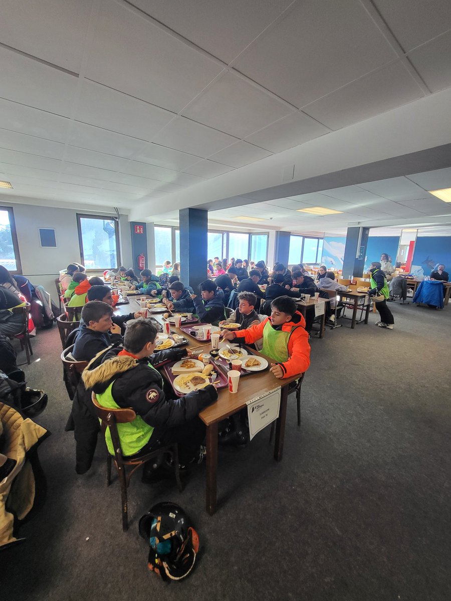 Después de una buena mañana de esquí. ¡A comer!