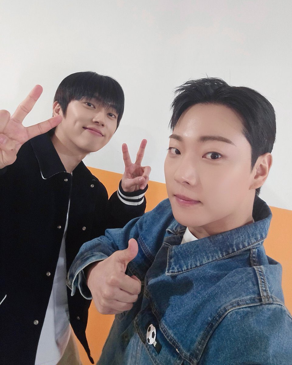 PC11161224's tweet photo. 스테를 집에 돌아오게 하는 놀라운 방법!!

박창 셀카띄우기 https://t.co/I9DA23Rlhg