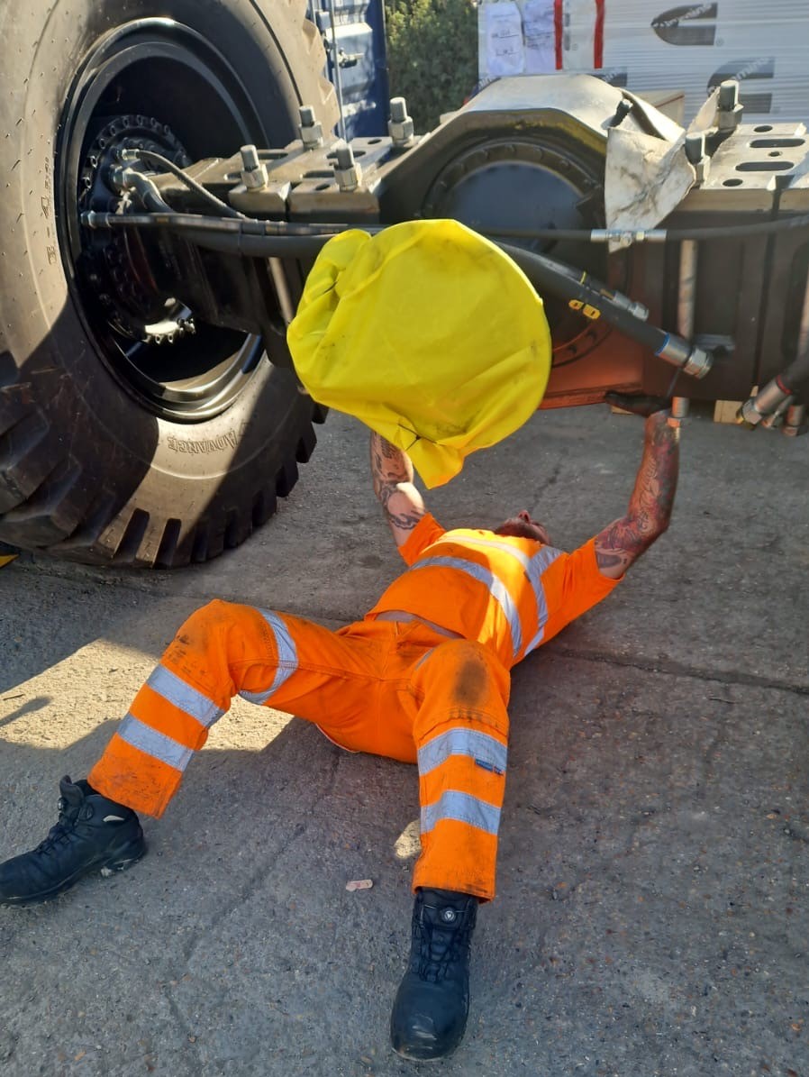 CooperSHGroup's tweet photo. Question to an engineer: How do you manage to keep so fit?
Engineer: simply replies with this photo 😂 💪

#engineerlife #engineering #work #dedication #humpdayfun #cooperhandling https://t.co/XN6Zjc8TUE