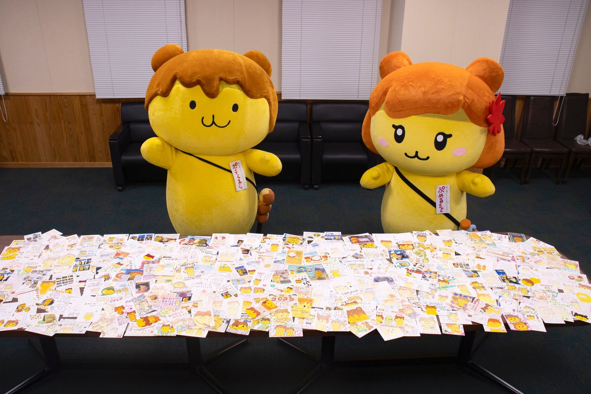 potekuma_kun_'s tweet photo. 見て〜!今年もたくさん年賀状をもらちった🖌️郵便料が値上げになったのになんと390通も!🥹ドモあんがとね〜❤️全部ちゃんと読むからね👀お返事は気ながーーーに待ってってね～🏖️今年中には届くように書きま〜す✌🏻（←もっと早よ書け）

＃お誕生会に全集中で年賀状のことなど忘れていたことはナイショ https://t.co/z6a1aIGQaf