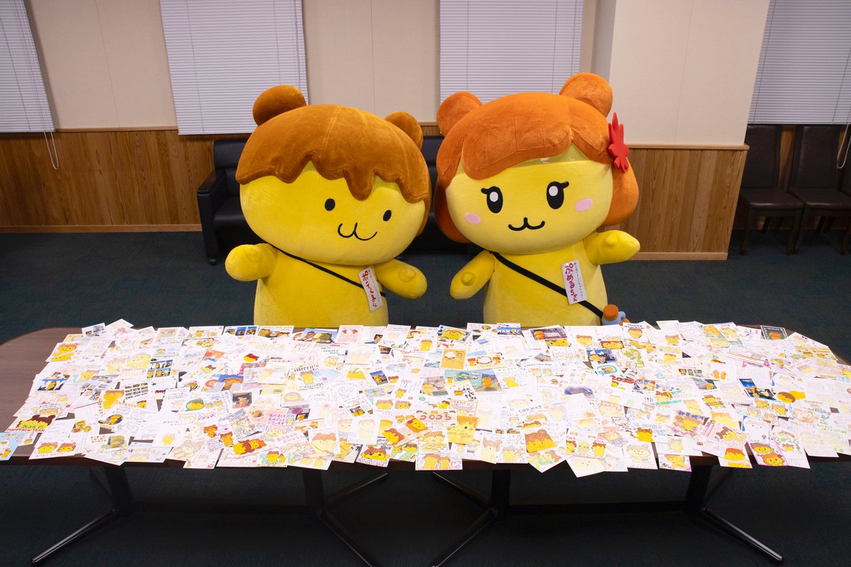 potekuma_kun_'s tweet photo. 見て〜!今年もたくさん年賀状をもらちった🖌️郵便料が値上げになったのになんと390通も!🥹ドモあんがとね〜❤️全部ちゃんと読むからね👀お返事は気ながーーーに待ってってね～🏖️今年中には届くように書きま〜す✌🏻（←もっと早よ書け）

＃お誕生会に全集中で年賀状のことなど忘れていたことはナイショ https://t.co/z6a1aIGQaf