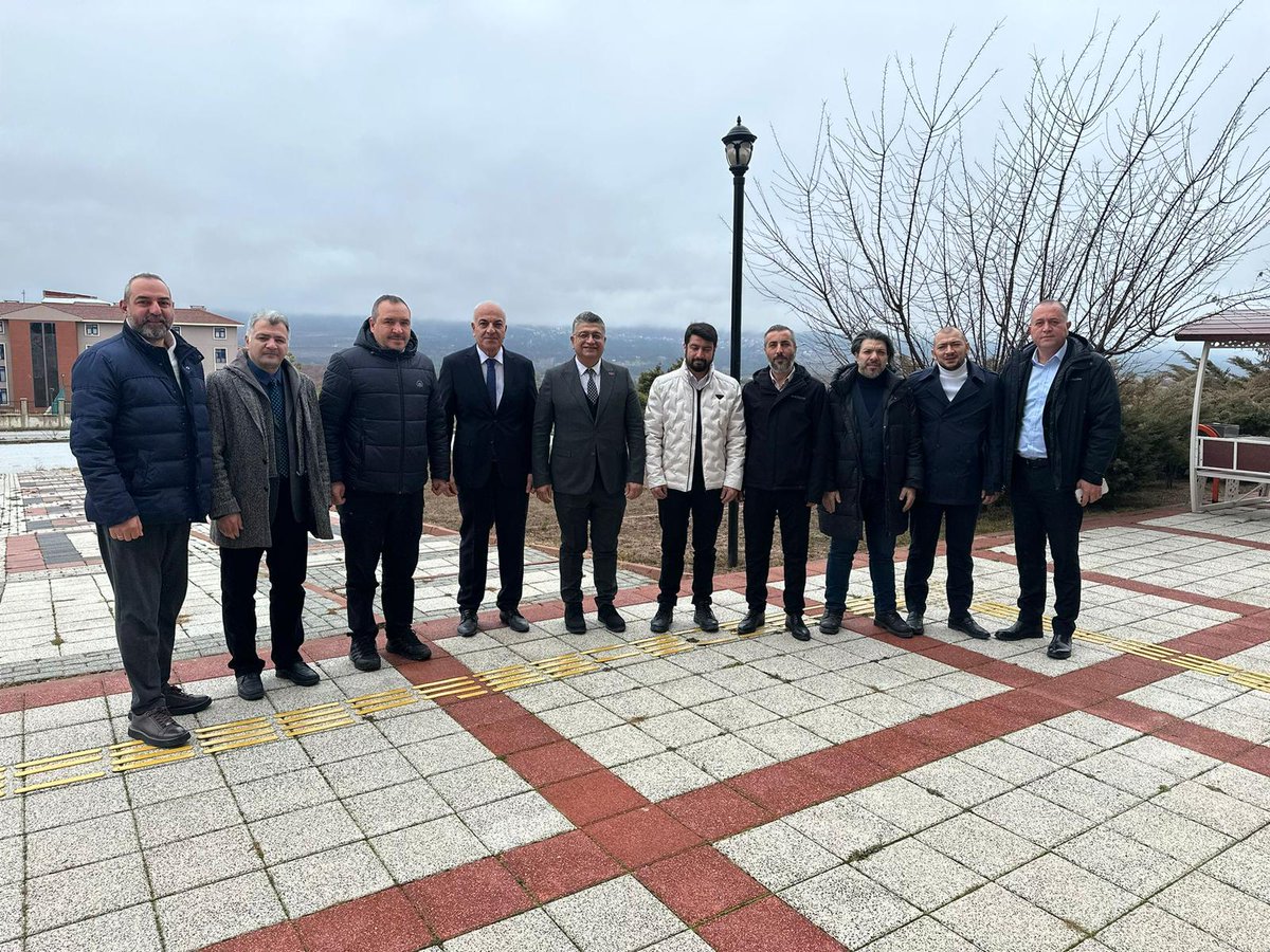 Kütahya Dumlupınar Üniversitesi Rektörü Prof. Dr. Süleyman Kızıltoprak, 10 Ocak Çalışan Gazeteciler Günü’nde Kütahya Gazeteciler Birliği yönetimiyle bir araya geldi.

Basın sektörünün önemine dikkat çeken Rektör Kızıltoprak, gazetecilere özverili çalışmaları için teşekkür etti.