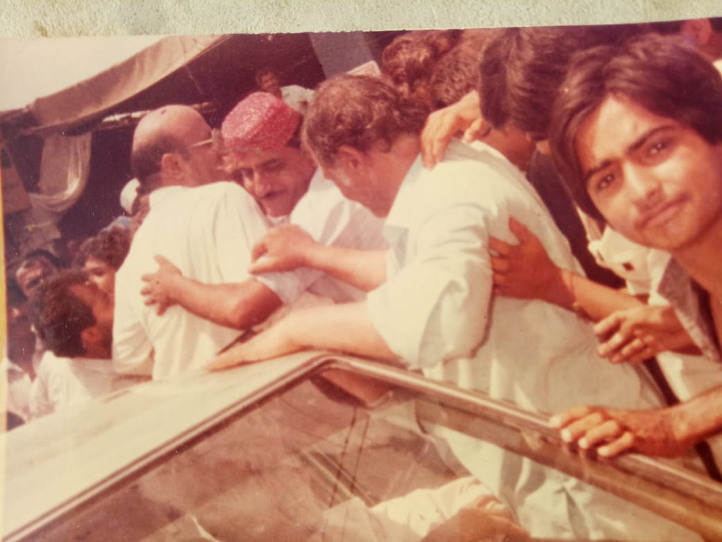 راھُو جو رُوح پيو پُوڪاري، ھتي جي ھيڻن ھارين کي
پُختائي پيغام مُڪائين، نِڌر نماڻين نارين کي
#TributeToShaheedFazilRahoo