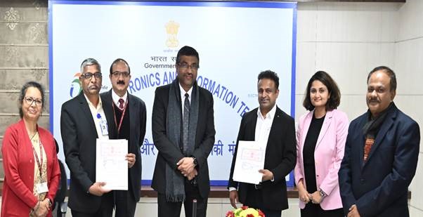 ELCINA_INDIA's tweet image. ELCINA celebrates @GoI_MeitY's push for innovation in #RechargeableBatteryTechnology!
Proud that ELCINA member, Brandwork Technologies, signed an MoU for #LithiumIon tech. Together, we aim to drive #BatteryManufacturing in India! 🇮🇳 
@SecretaryMEITY #Partnerships #MakeInIndia