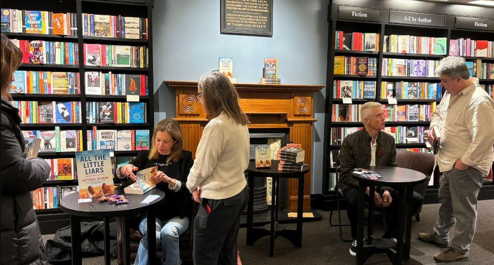 Victoria Selman (@victoriaselman) on Twitter photo ๐จ#OnTheSofa Season Finale!!๐จ
#Crimefans Join me as I chat to fellow thriller author <a href="/TMLoganAuthor/">TM Logan๐ฌ๐ง๐บ๐ฆ</a> about our latest books, writing and publishing journeys for this S7 finale recorded in front of a live audience <a href="/BroadStBooks/">Waterstones Reading</a>
๐pod.fo/e/29d8ee๐๏ธ ๐จ#OnTheSofa Season Finale!!๐จ
#Crimefans Join me as I chat to fellow thriller author <a href="/TMLoganAuthor/">TM Logan๐ฌ๐ง๐บ๐ฆ</a> about our latest books, writing and publishing journeys for this S7 finale recorded in front of a live audience <a href="/BroadStBooks/">Waterstones Reading</a>
๐pod.fo/e/29d8ee๐๏ธ