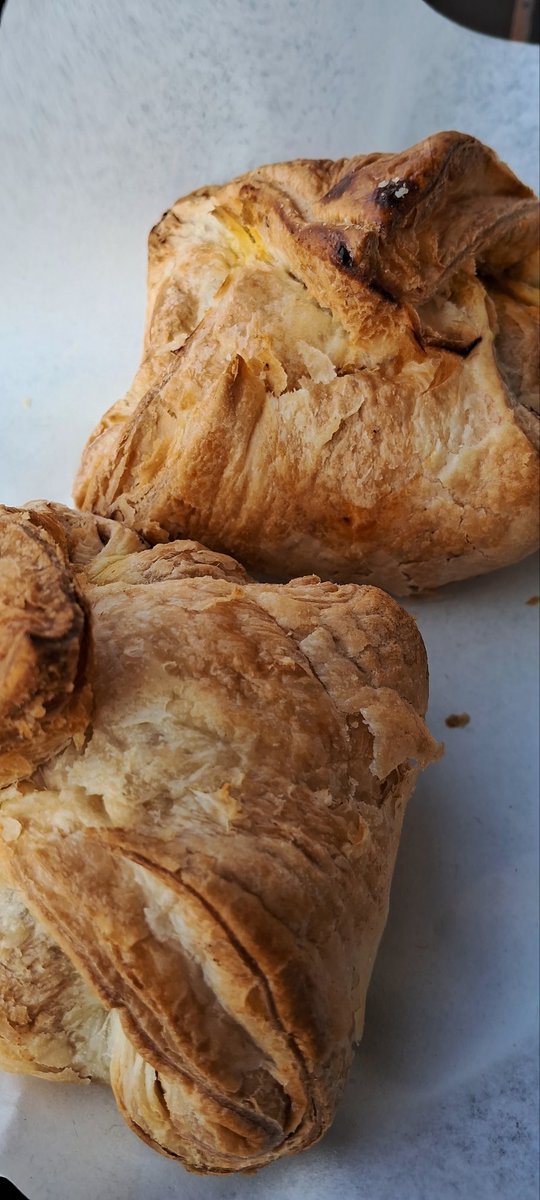 imranSa11984161's tweet photo. SNACKS : PASTRY PUFFS : Afternoon snacks with the Egg Patry puffs at this newly opened Tea N Talk. Hungry as a puff to eat some snacks and Chai. Great taste! #Pastries #AfternoonSnacks #EggPuffs #SubaliousDude #Immi76 #AlFurjan #Dubai🇦🇪 https://t.co/RoTBHyhu31