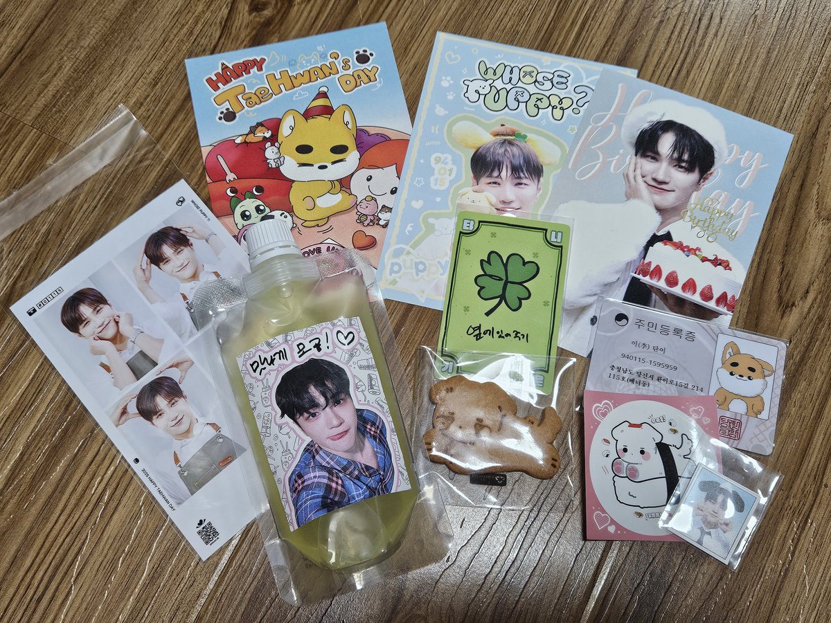 Whose puppy?

여기도 탸니가 가득가득 강아지쿠키 넘 귀여워서 먹기 아까웠음,, 특전도 다 너무 귀엽고 예쁜 강강쥐여서 집에서 계속 꺼내보게 됨,,☺️

#탸니는_삐삐네_강아지
#환한빛을_닮은_태환아_생일축하해