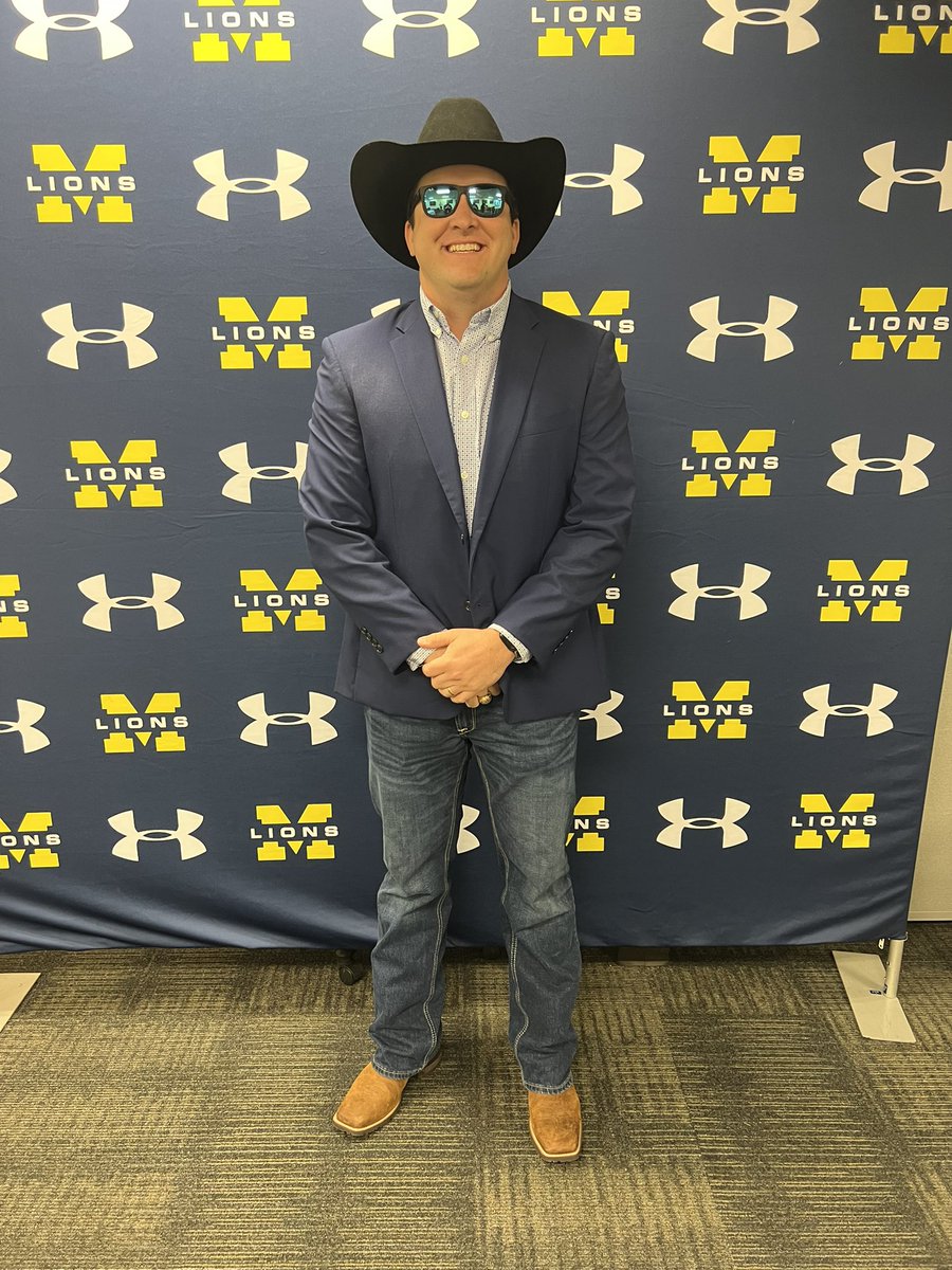 CoachLeonardTX's tweet photo. Competition coaches are starting to arrive! It’s about to be GAME ON!
#CompSZN25 https://t.co/izWeMweJcn