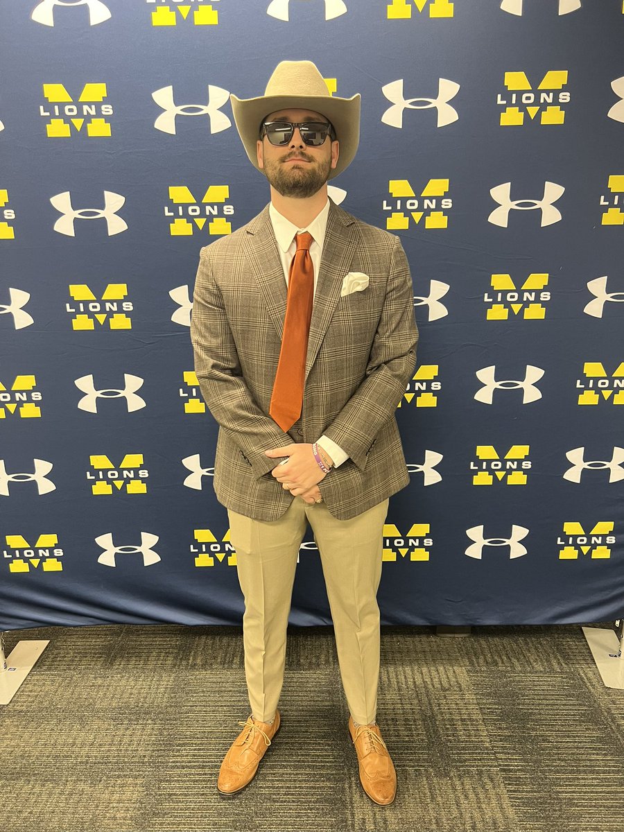 CoachLeonardTX's tweet photo. Competition coaches are starting to arrive! It’s about to be GAME ON!
#CompSZN25 https://t.co/izWeMweJcn