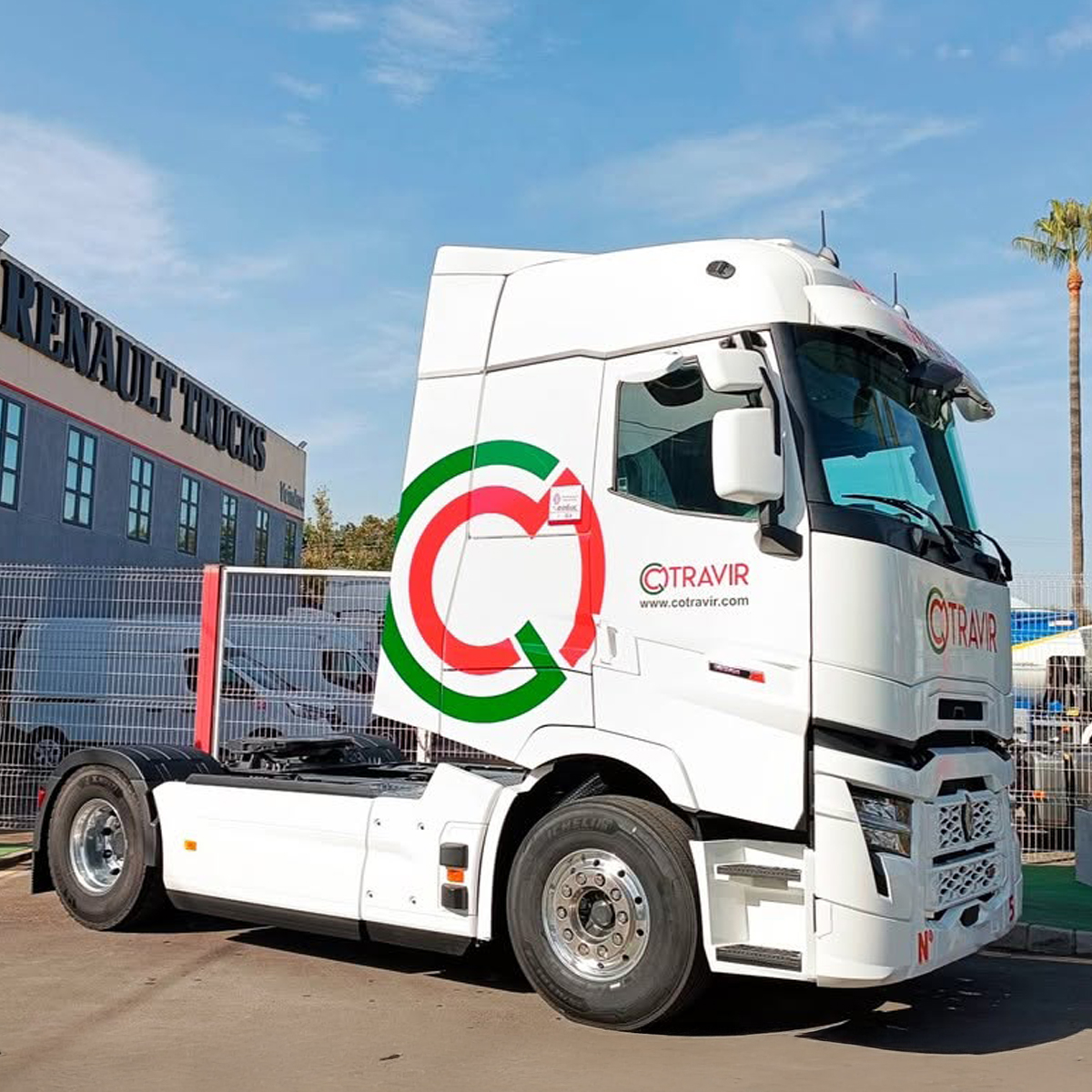 RenaultTrucksEs's tweet photo. ¡NUEVA ENTREGA!

#TransportesElEmbuo renueva su flota con el impresionante #RenaultTrucksT480High 4X2 13L TC #TurboCompound, un camión diseñado para ofrecer alto rendimiento y eficiencia. 💯

❤️ ¡Gracias a @veinluc por hacer posible esta entrega!

#RenaultTrucks #GamaT #Entregas https://t.co/bIOvoHgXT7
