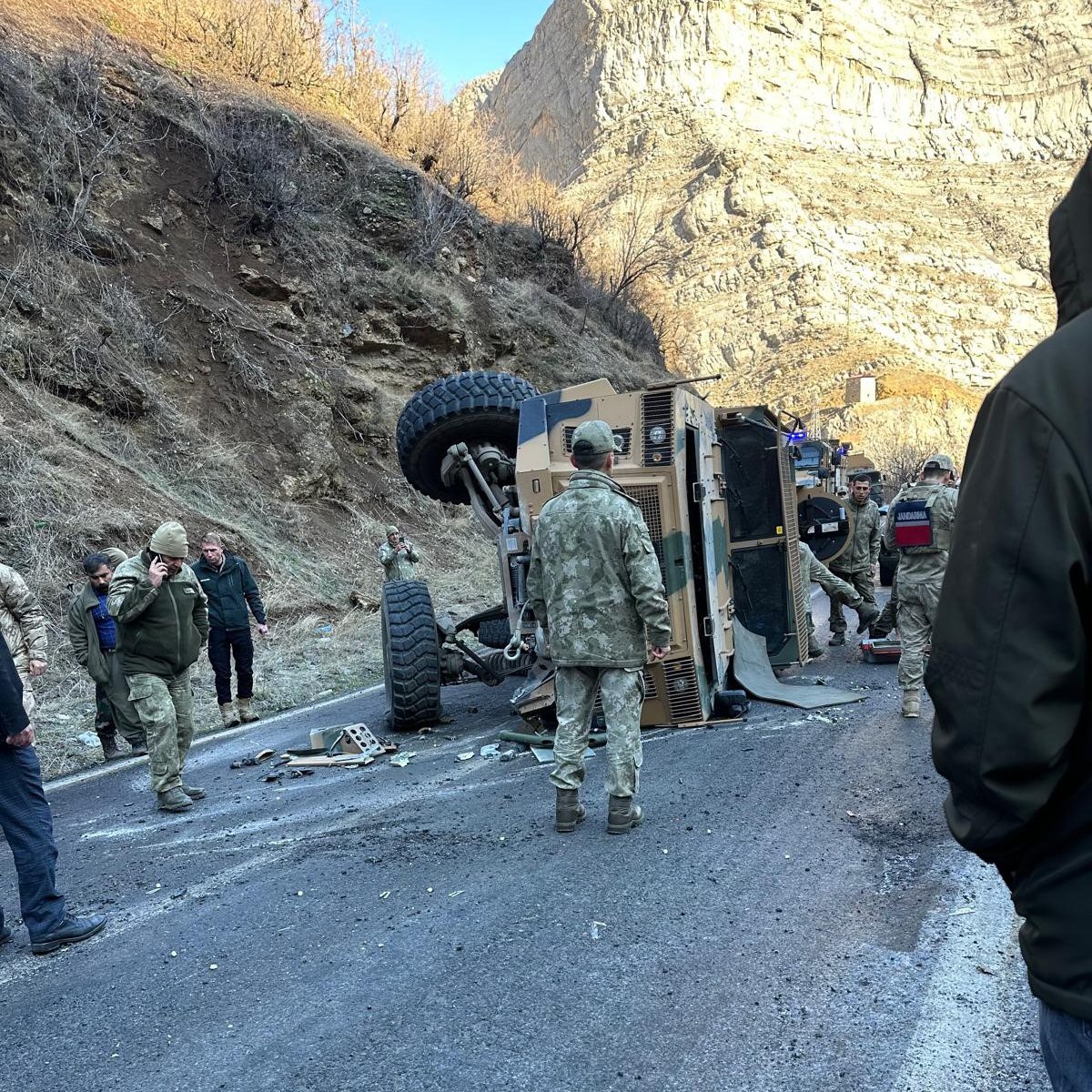 info360comtr's tweet image. Şırnak'ta askeri aracın devrilmesi sonucu meydana gelen trafik kazasında 2 asker yaralandı.