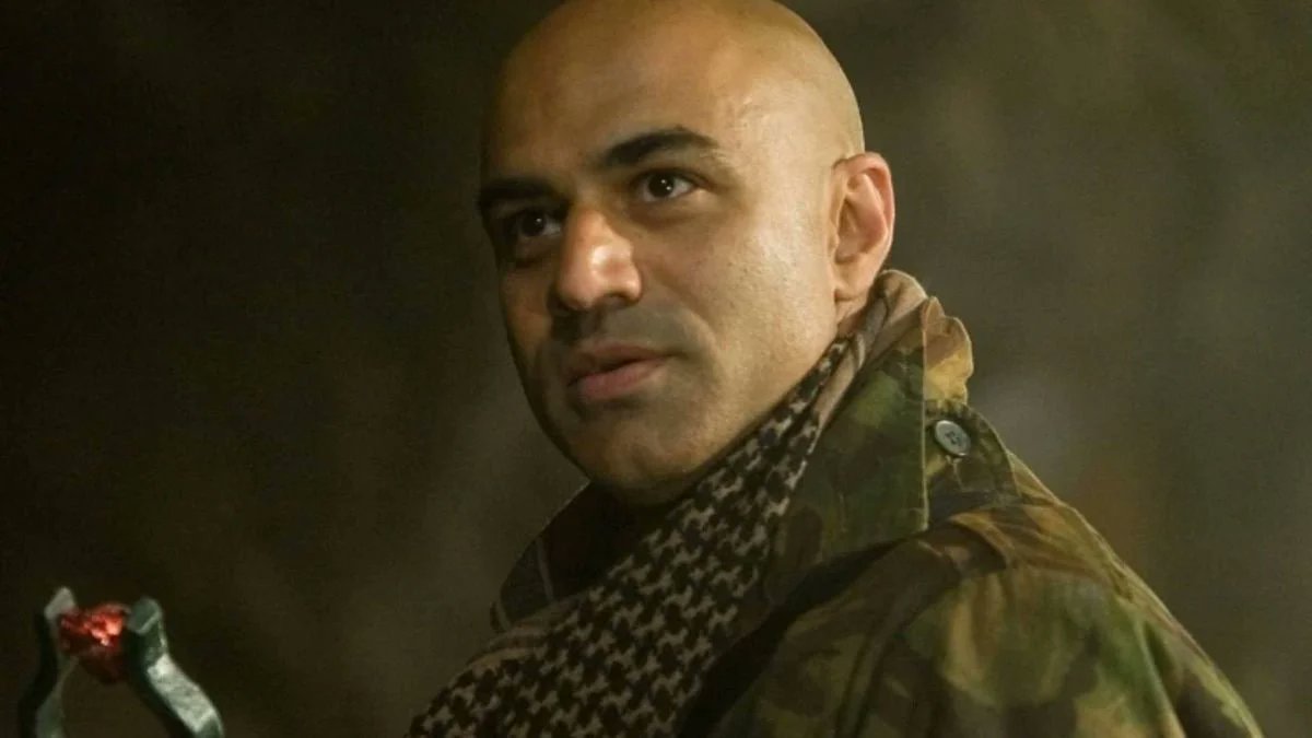 По данным СМИ, в сериале «Квест Вижна» вернется персонаж из первого «Железного человека», про существование которого почти наверняка все забыли. 

Речь идет о наемнике Раза, который организовал похищение Тони Старка. 

mirf.ru/news/v-seriale…