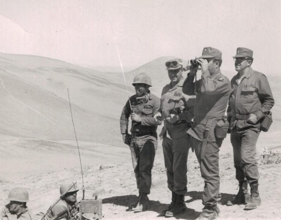General Carlos Forestier (con antiparras), comandante de VI División del <a href="/Ejercito_Chile/">Ejército de Chile</a> <a href="/VIDE_CL_Oficial/">VI División de Ejército</a> en el año 1974, dirigiendo maniobras en el frente norte.