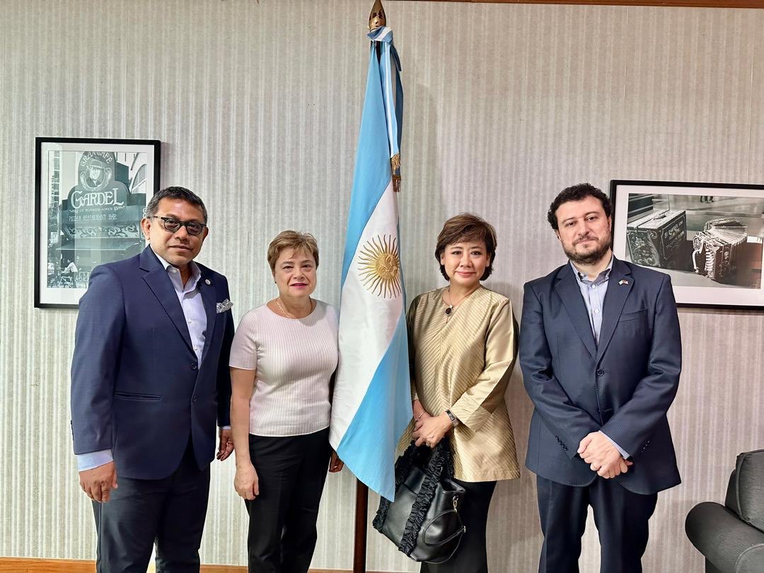 Natasya Suziyana y Azam Ismail Bakri, directivos de MACC Malasia, mantuvieron una reunión de trabajo con la Embajadora Argentina en Malasia, SE Marta Gabrieloni. En la reunión dialogaron sobre temas comerciales; el capítulo halal y las acciones de MACC para el 2025.